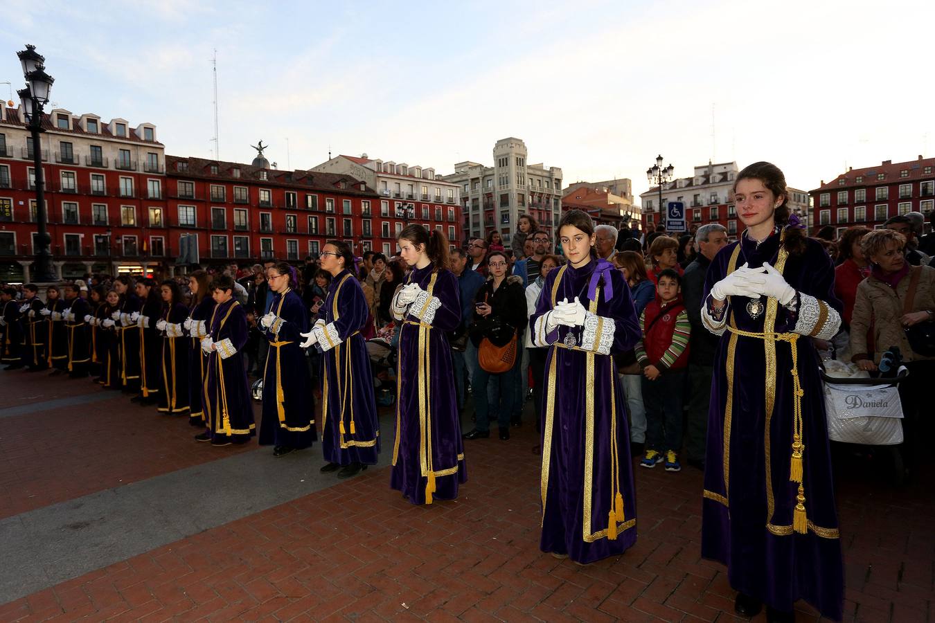 Si estuviste en el Vía Crucis Procesional, búscate en las fotos (1/2)