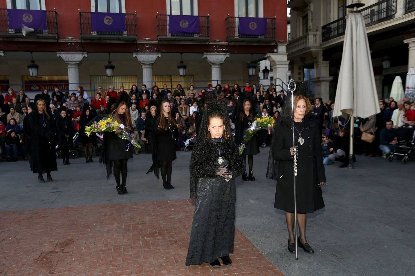 Si estuviste en el Vía Crucis Procesional, búscate en las fotos (1/2)