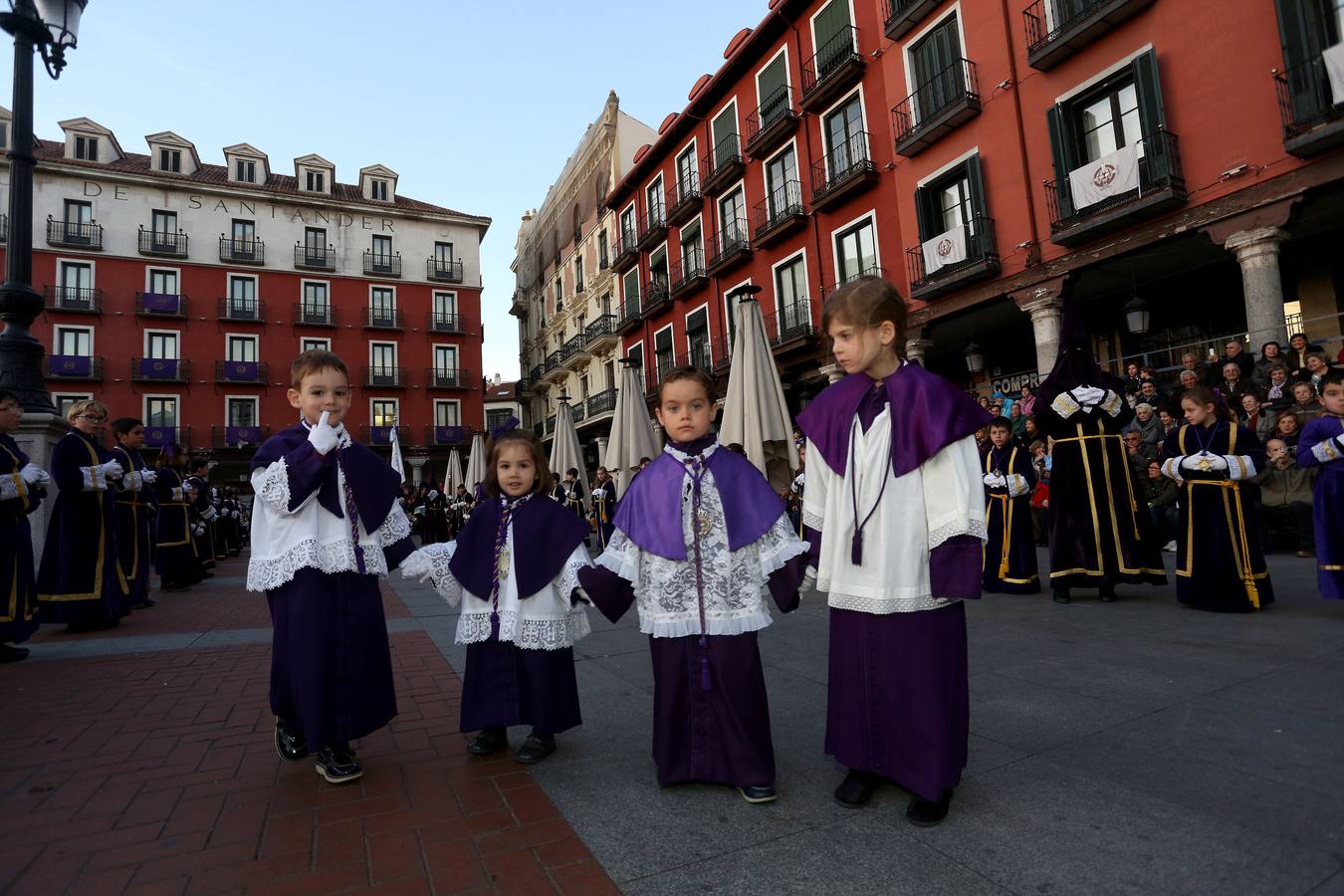 Si estuviste en el Vía Crucis Procesional, búscate en las fotos (1/2)