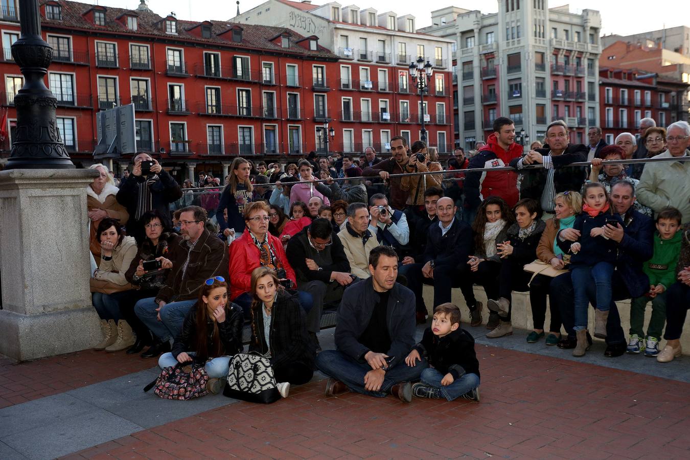 Si estuviste en el Vía Crucis Procesional, búscate en las fotos (1/2)