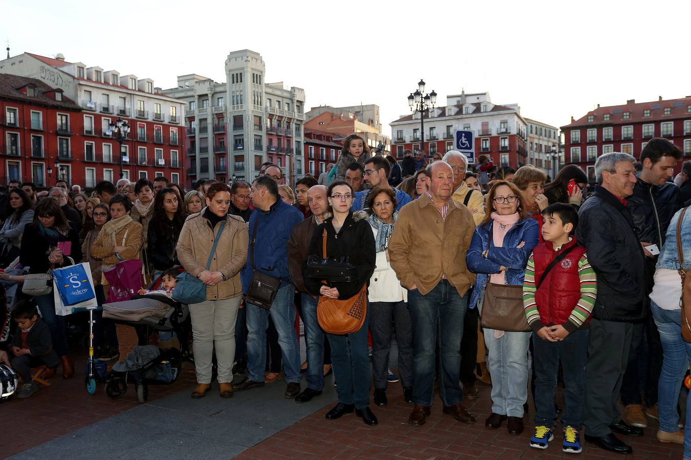 Si estuviste en el Vía Crucis Procesional, búscate en las fotos (1/2)