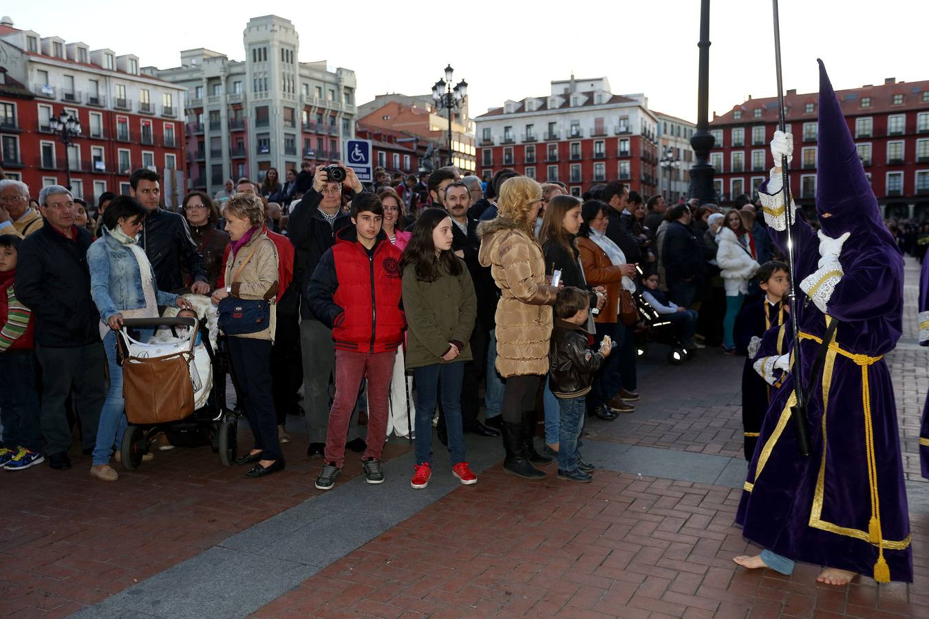 Si estuviste en el Vía Crucis Procesional, búscate en las fotos (1/2)