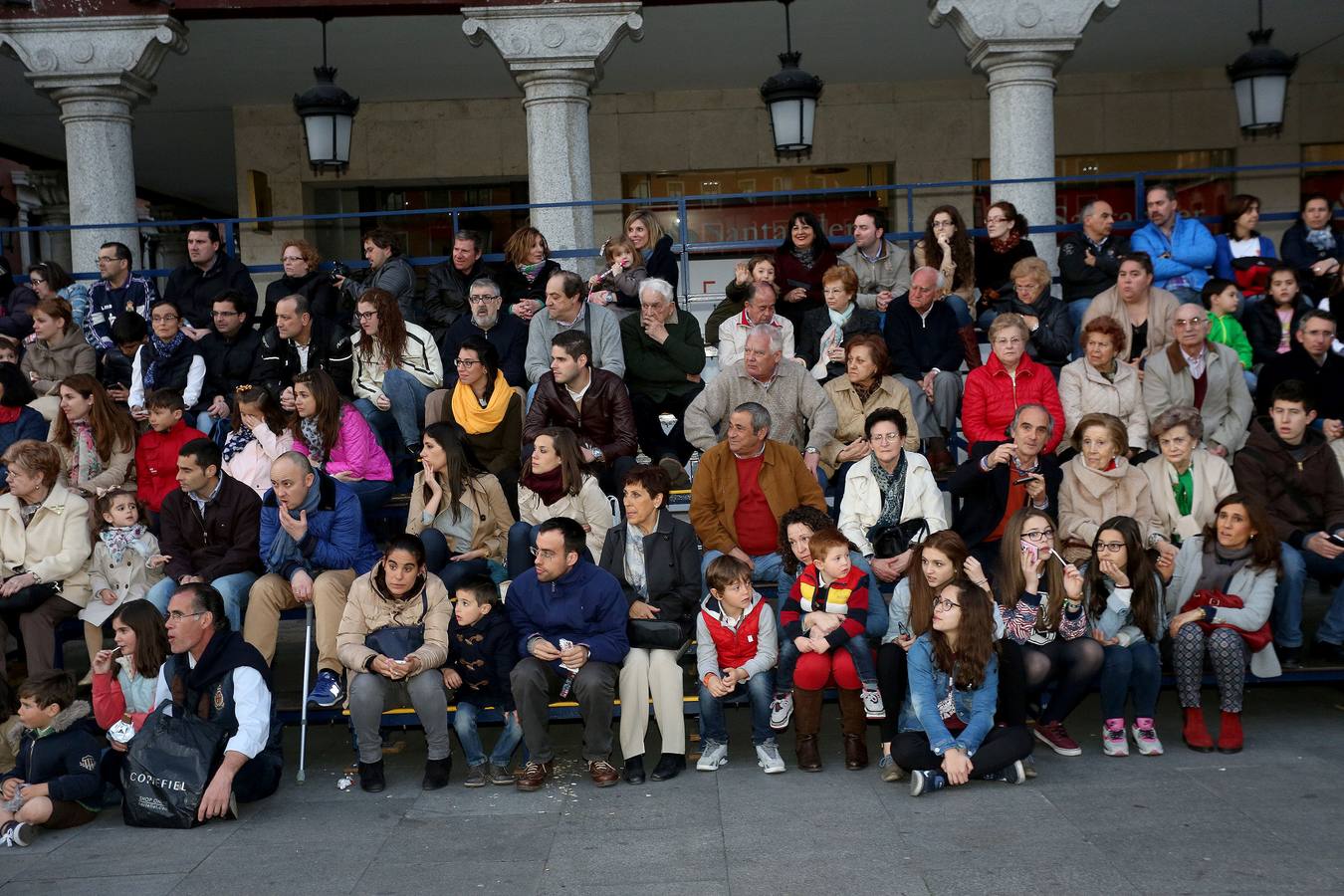 Si estuviste en el Vía Crucis Procesional, búscate en las fotos (2/2)