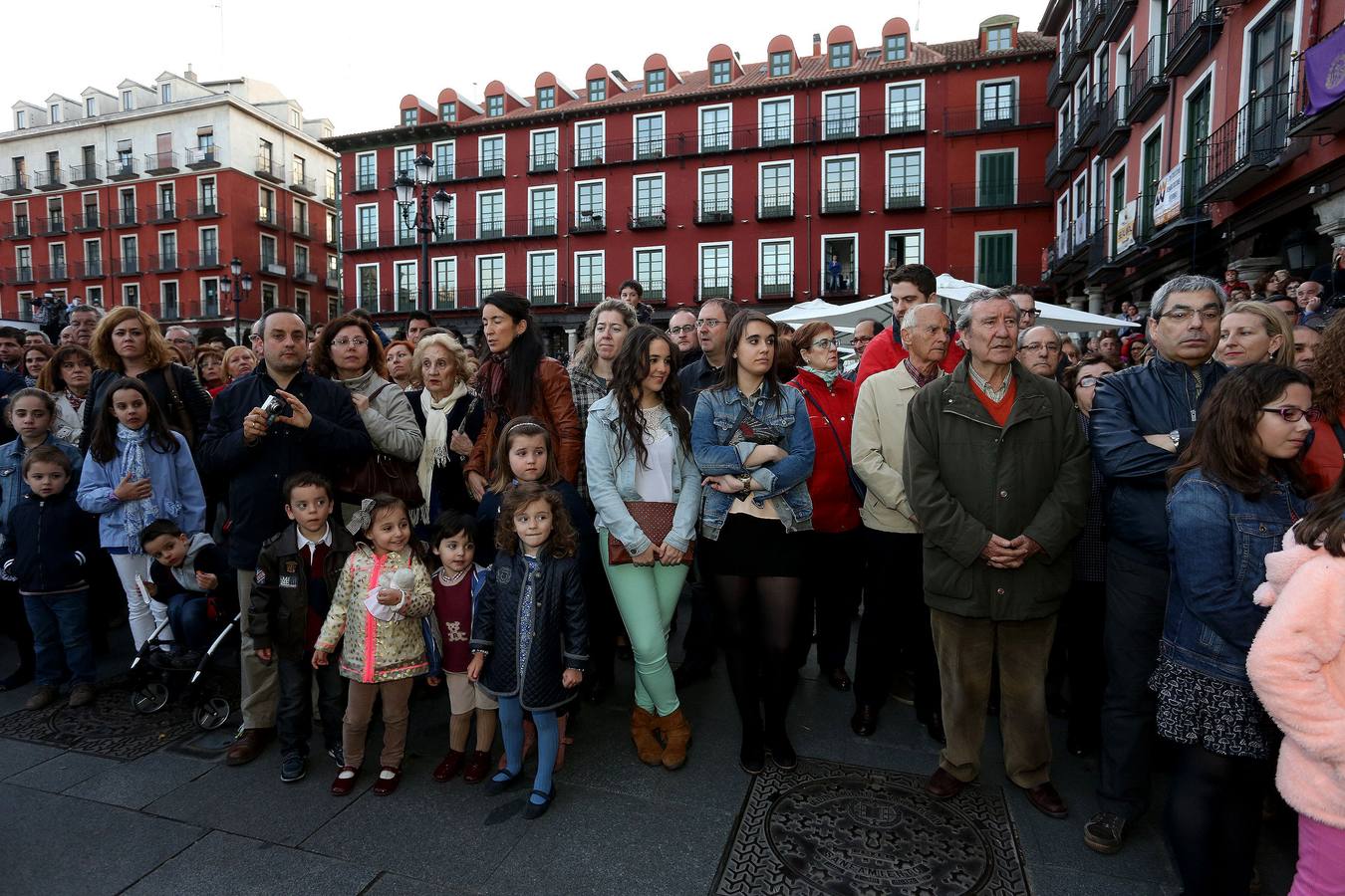 Si estuviste en el Vía Crucis Procesional, búscate en las fotos (2/2)