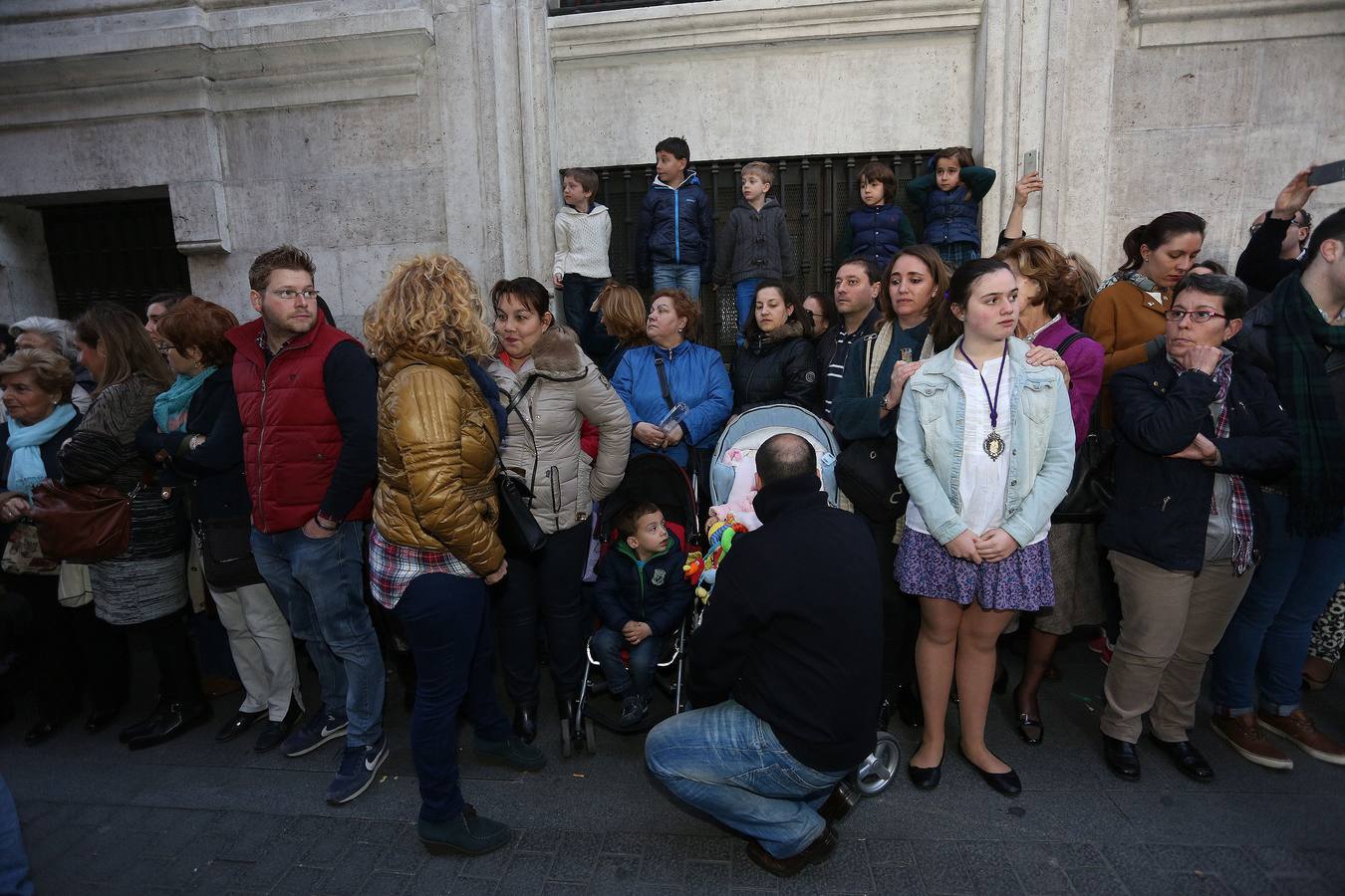 Si estuviste en el Vía Crucis Procesional, búscate en las fotos (2/2)