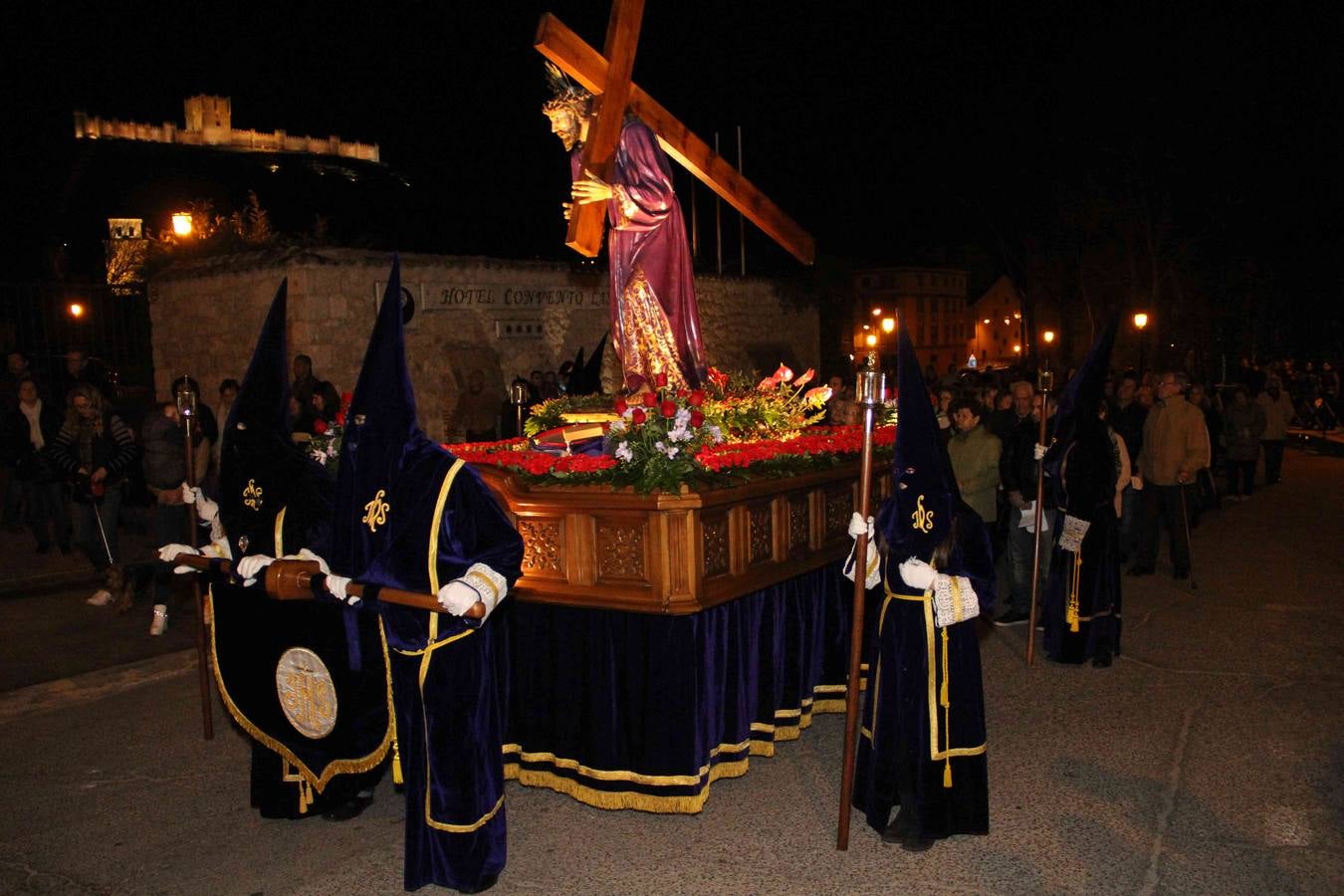 Vía Crucis y besapié al Nazareno en Peñafiel (Valladolid)