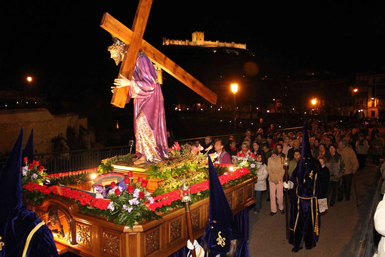 Vía Crucis y besapié al Nazareno en Peñafiel (Valladolid)