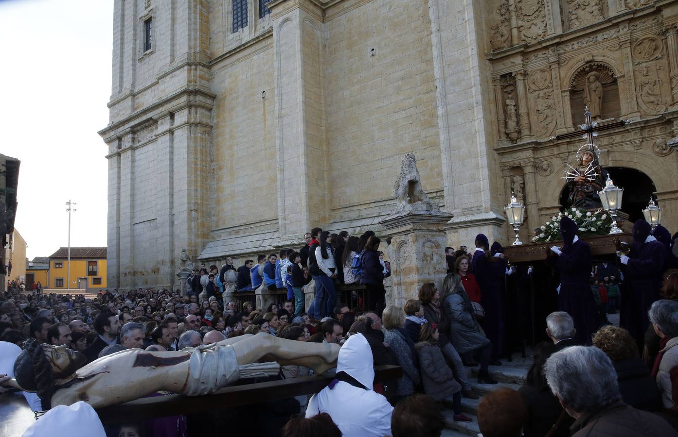 Encuentro entre la Dolorosa y el Cristo del Amparo en Medina de Rioseco (Valladolid)