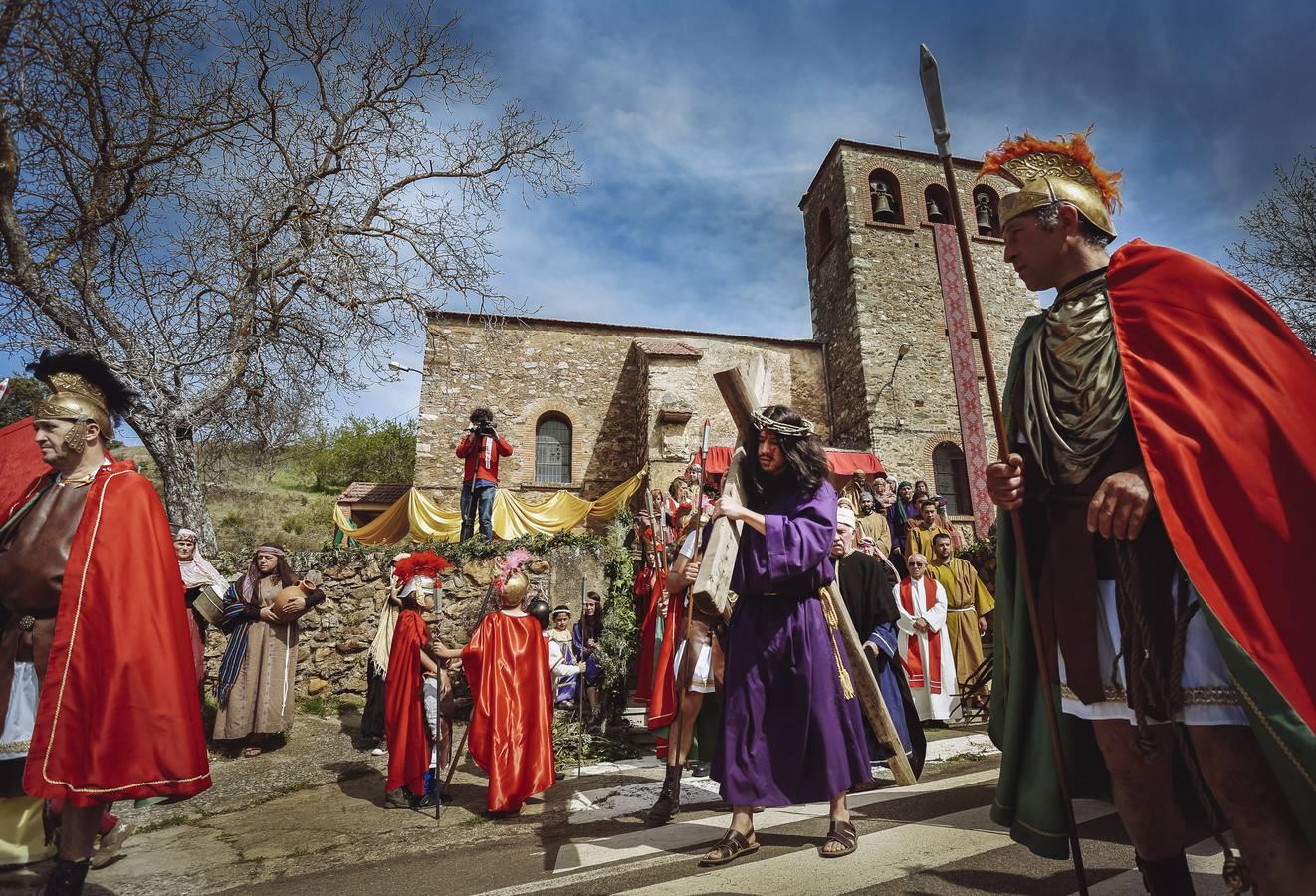 Los vecinos de Serradilla del Arroyo (Salamanca) escenifican &#039;La Pasión de Cristo&#039;