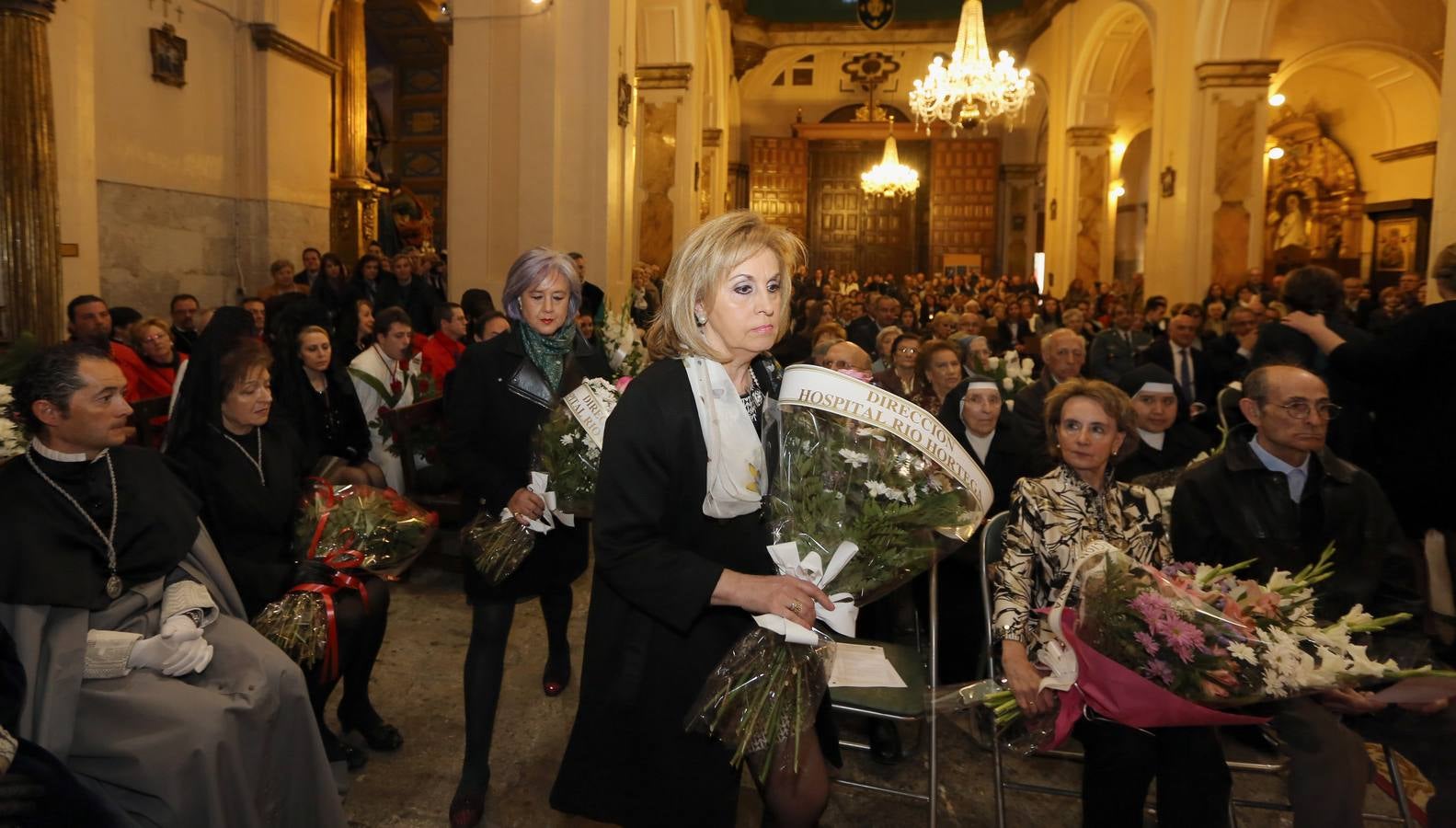 Ofrecimiento y ofrenda floral a la Virgen en la iglesia de la Vera Cruz de Valladolid