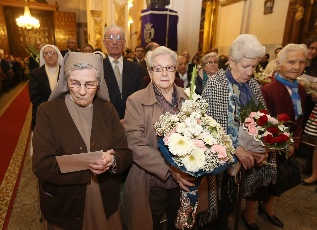 Ofrecimiento y ofrenda floral a la Virgen en la iglesia de la Vera Cruz de Valladolid
