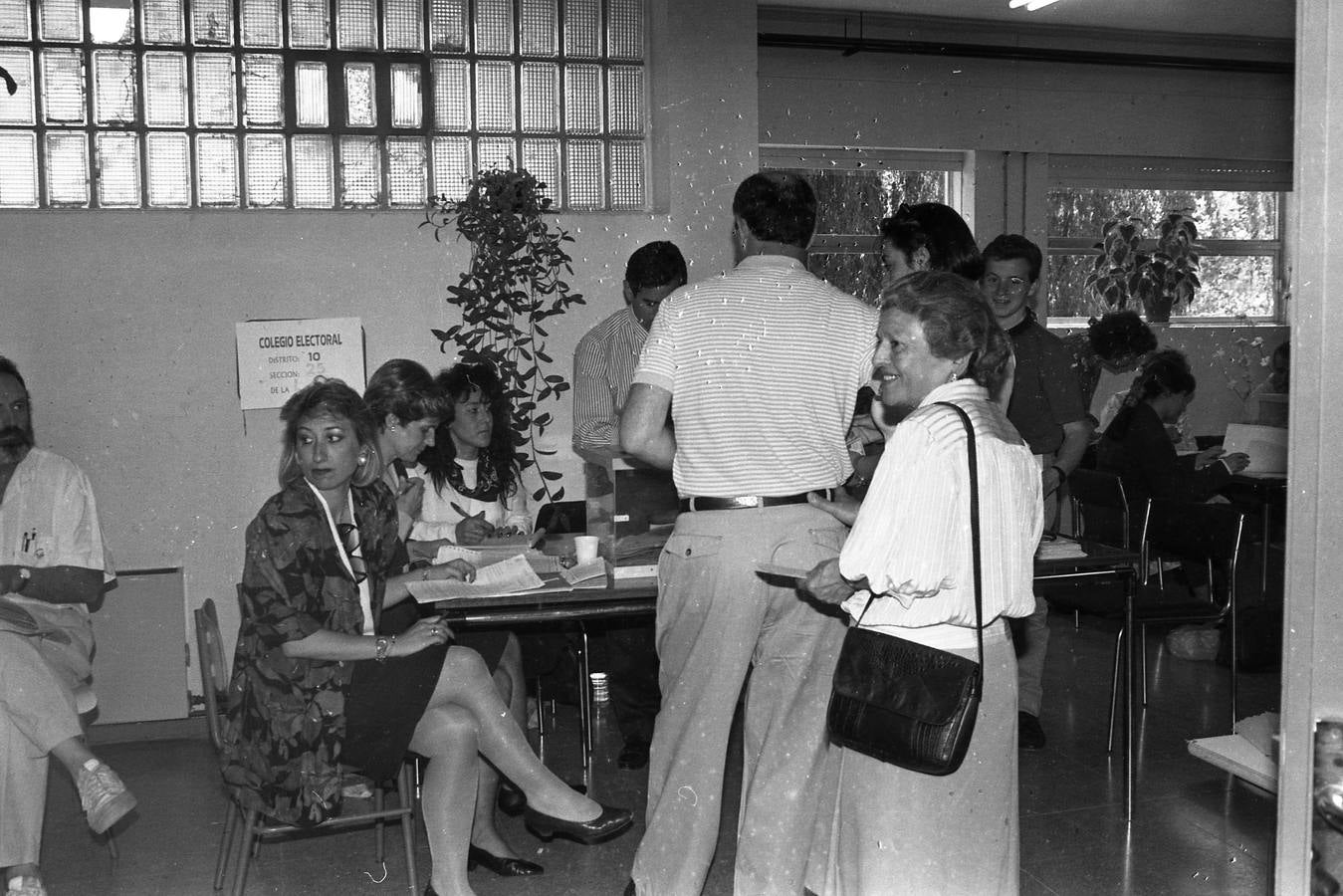 Varias personas se disponen a votar en un colegio electoral de la capital vallisoletana.