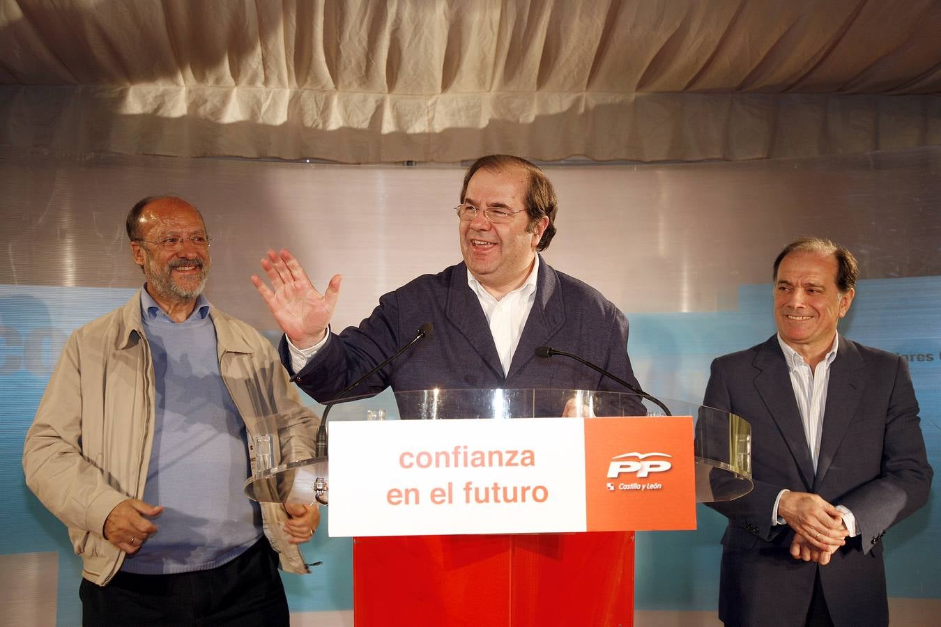 El candidato del PP a la Presidencia de la Junta, Juan Vicente Herrera, el candidato a la alcaldía de Valladolid, Javier León de La Riva, y el número uno a las Cortes, Tomás Villanueva, se muestran satisfechos de los resultados de las elecciones.