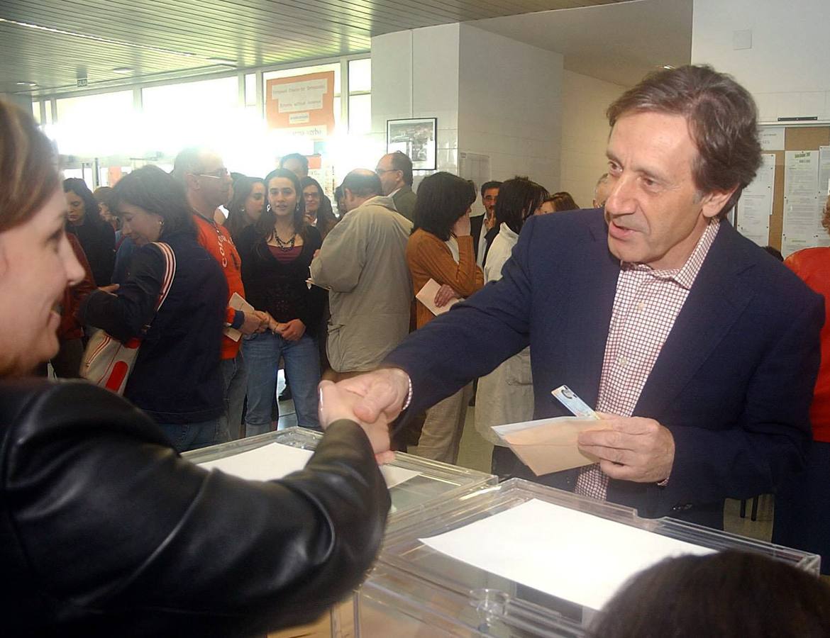 El candidato socialista a la Presidencia de la Junta de Castilla y León, Ángel Villalba, deposita su voto en el Instituto de Eras de Renueva de León.