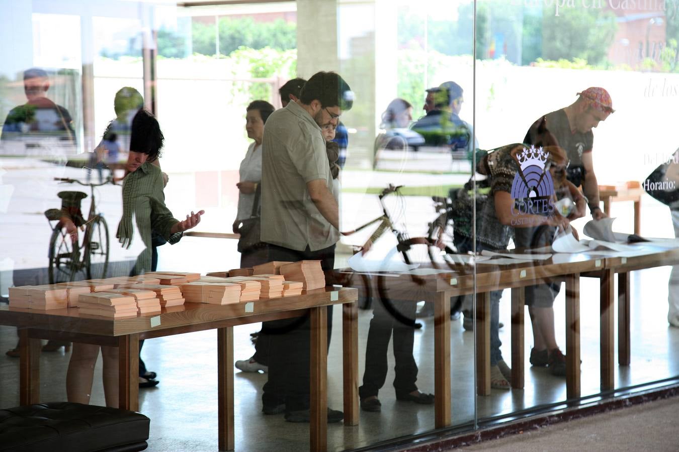 Imagen de las Cortes de Castilla y León, que hoy se ha convertido en colegio electoral.