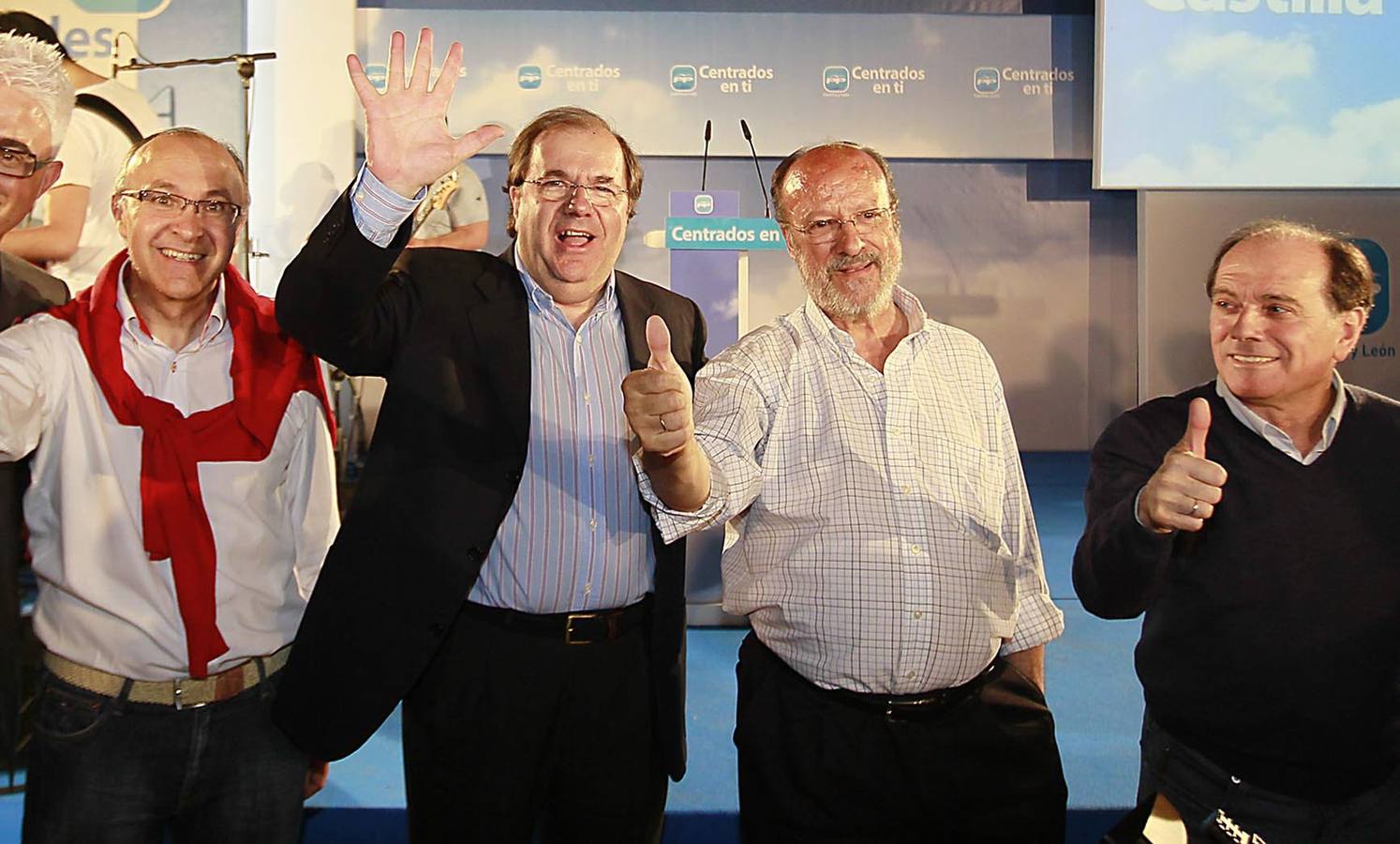 Ramiro Ruiz Medrano, Juan Vicente Herrera, Javier León de la Riva y Tomás Villanueva celebran la victoria del PP en el Hotel Tryp Recoletos.