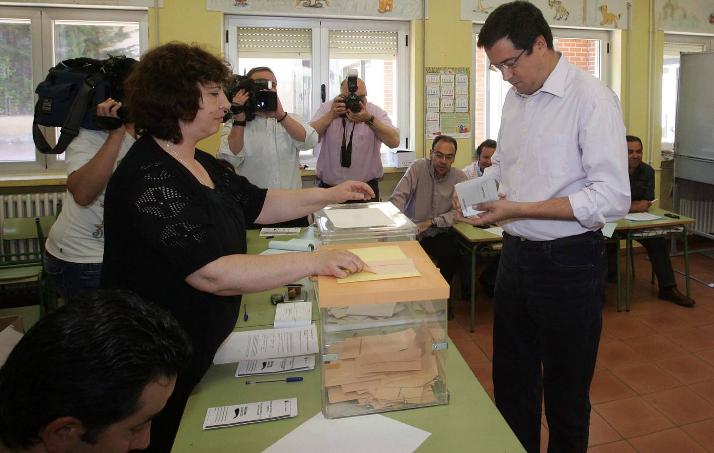 Óscar López, candidato del PSOE a la Junta, vota en Riaza (Segovia).