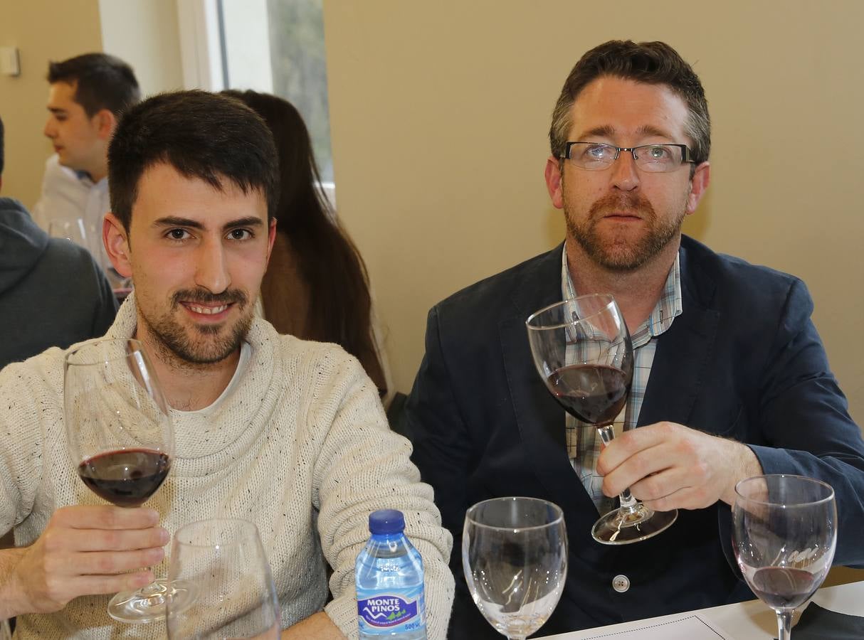 Álvaro Serrano, de las Juventudes Socialistas de Segovia, y Fernando Marcos, vendedor de la Once.