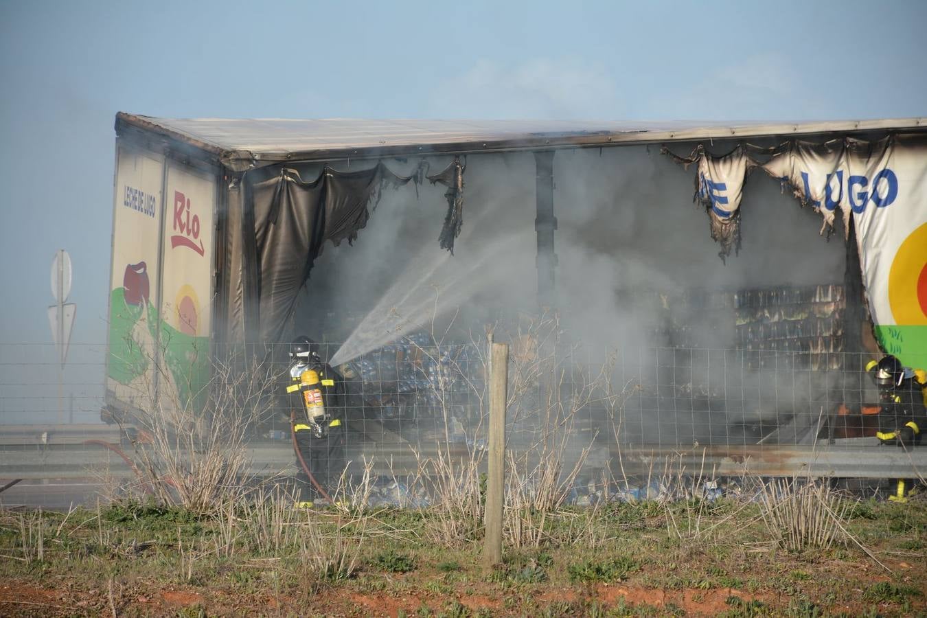 Arde un camión cargado de leche en la A-6 a la altura de Villanueva de los Caballeros