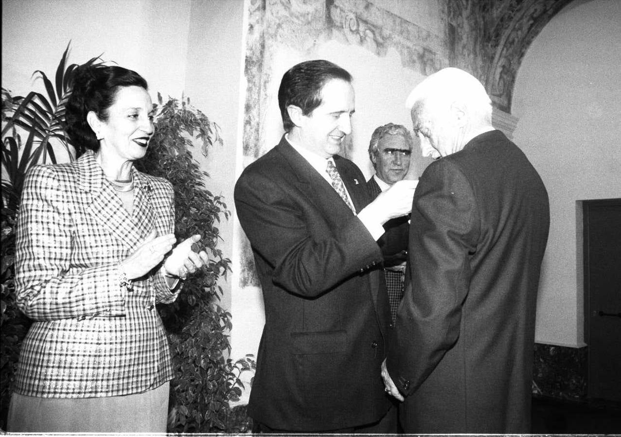 Juan José Lucas impone a Benito Sánz de la Rica la Medalla de Oro al Mérito Deportivo en noviembre de 1995.