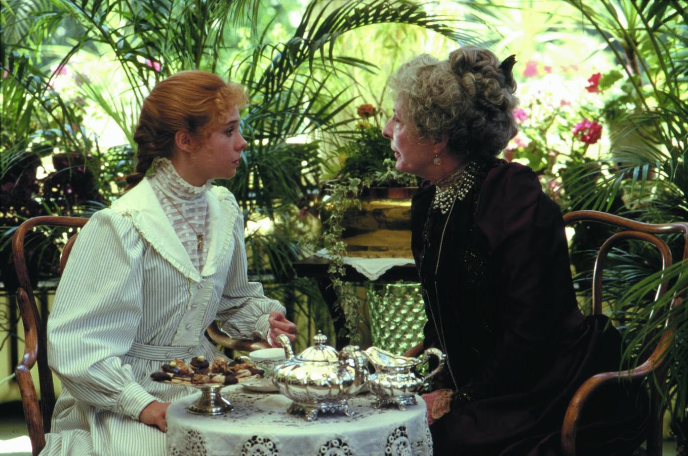 Anne toma el te con la tía Josephine.