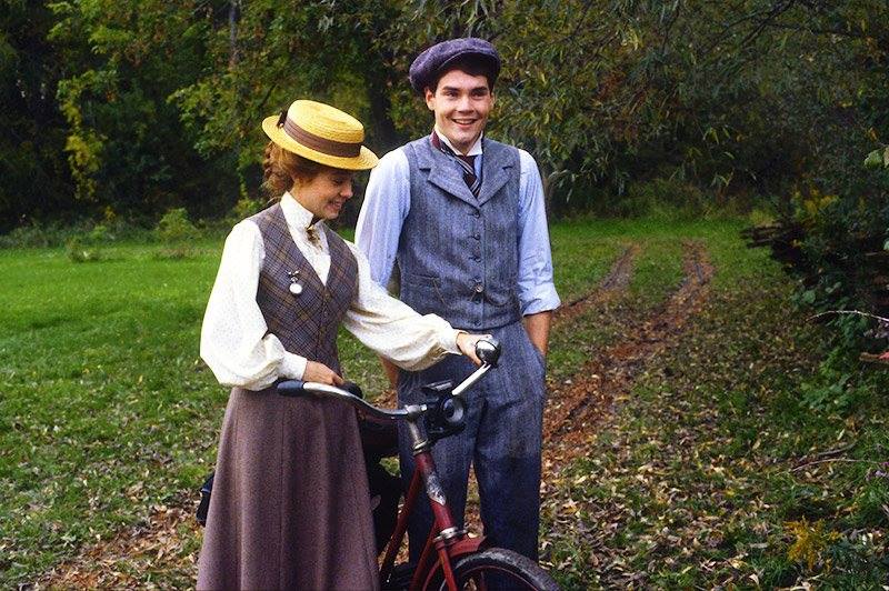 Los paisajes de Avonlea y la bicicleta de la mano, un clásico en la historia de Anne y Gilbert.