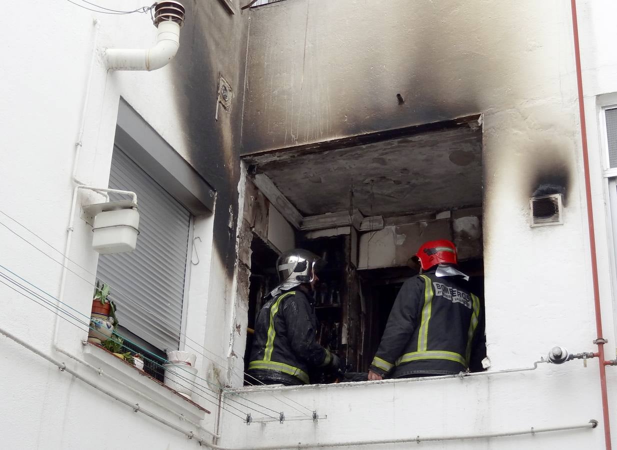 Incendio en la cocina de una vivienda en la calle Bailarín Vicente Escudero, en el barrio de San Juan