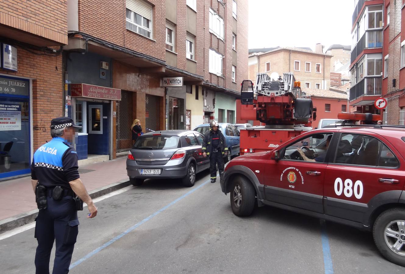 Incendio en la cocina de una vivienda en la calle Bailarín Vicente Escudero, en el barrio de San Juan