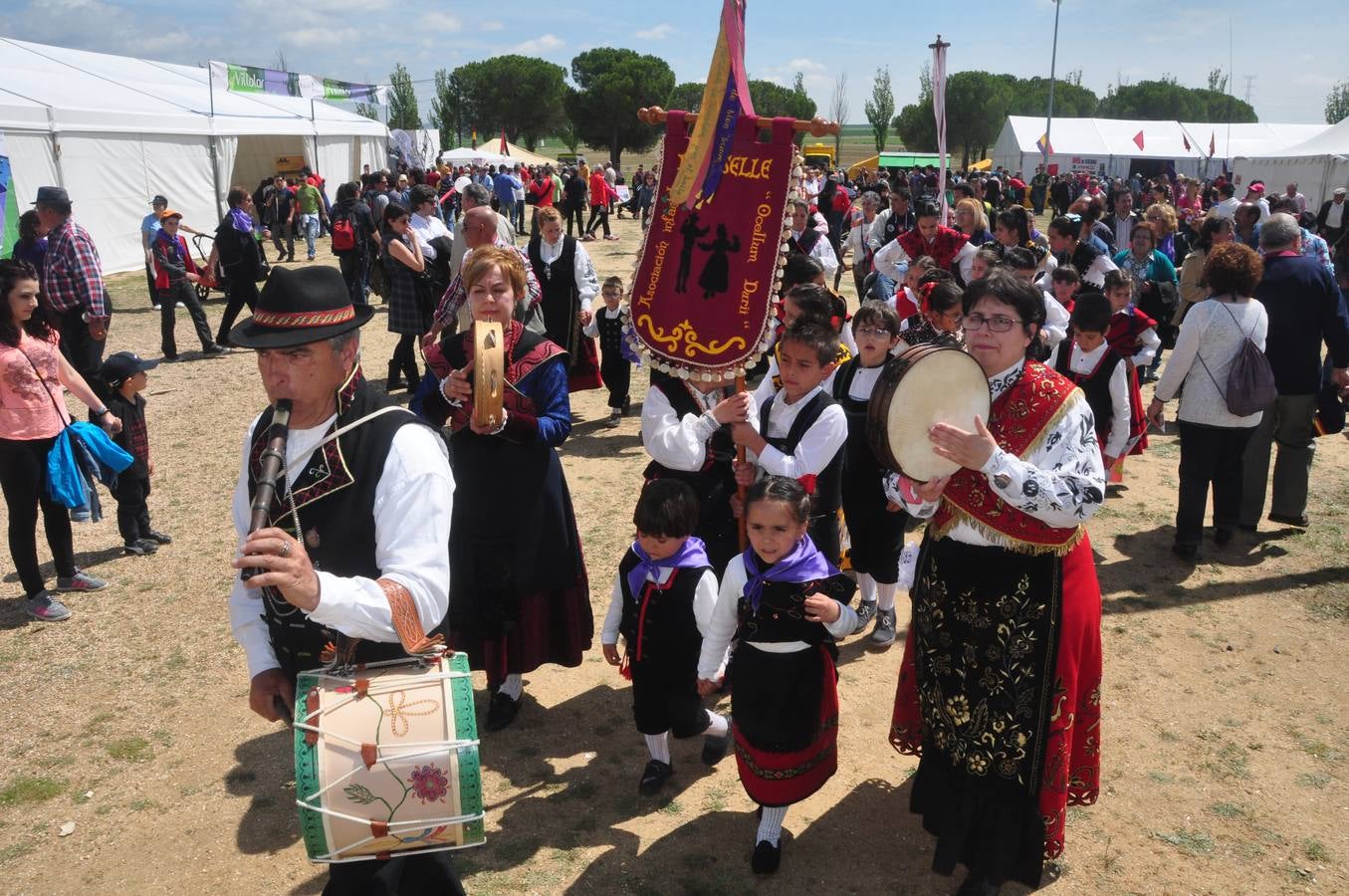 Gran ambiente en Villalar en la celebración del Día de la Comunidad (2/3)