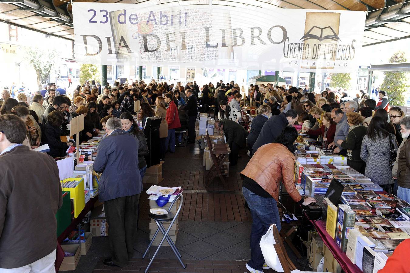 Día del Libro en la Plaza España de Valladolid