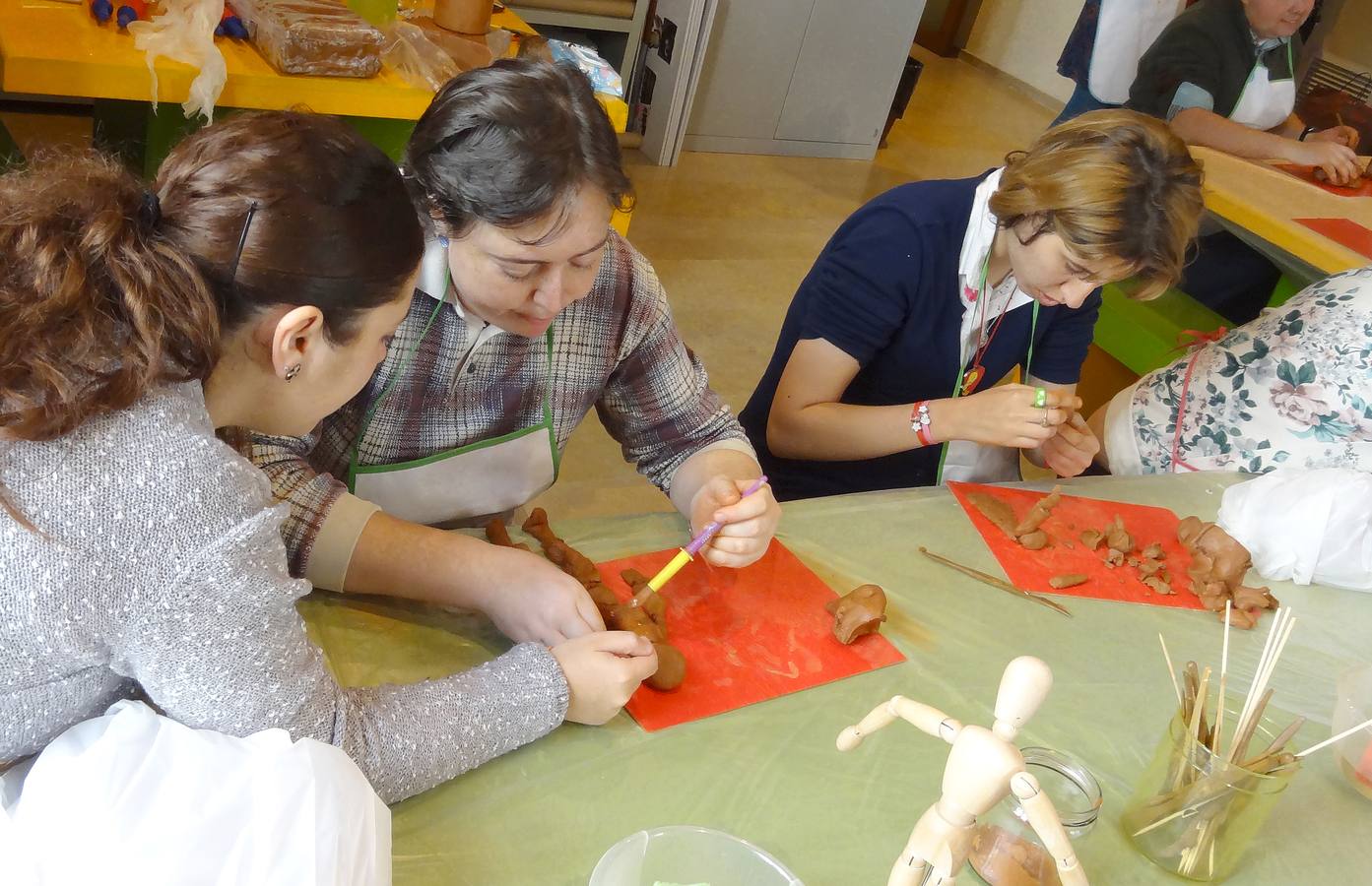 Alumnos con discapacidad participan en un taller de barro en el Museo de Escultura de Valladolid