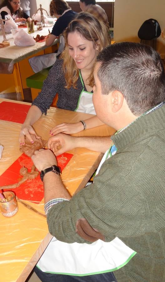 Alumnos con discapacidad participan en un taller de barro en el Museo de Escultura de Valladolid