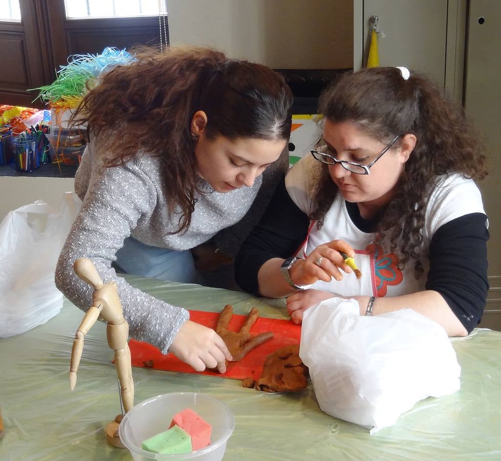 Alumnos con discapacidad participan en un taller de barro en el Museo de Escultura de Valladolid