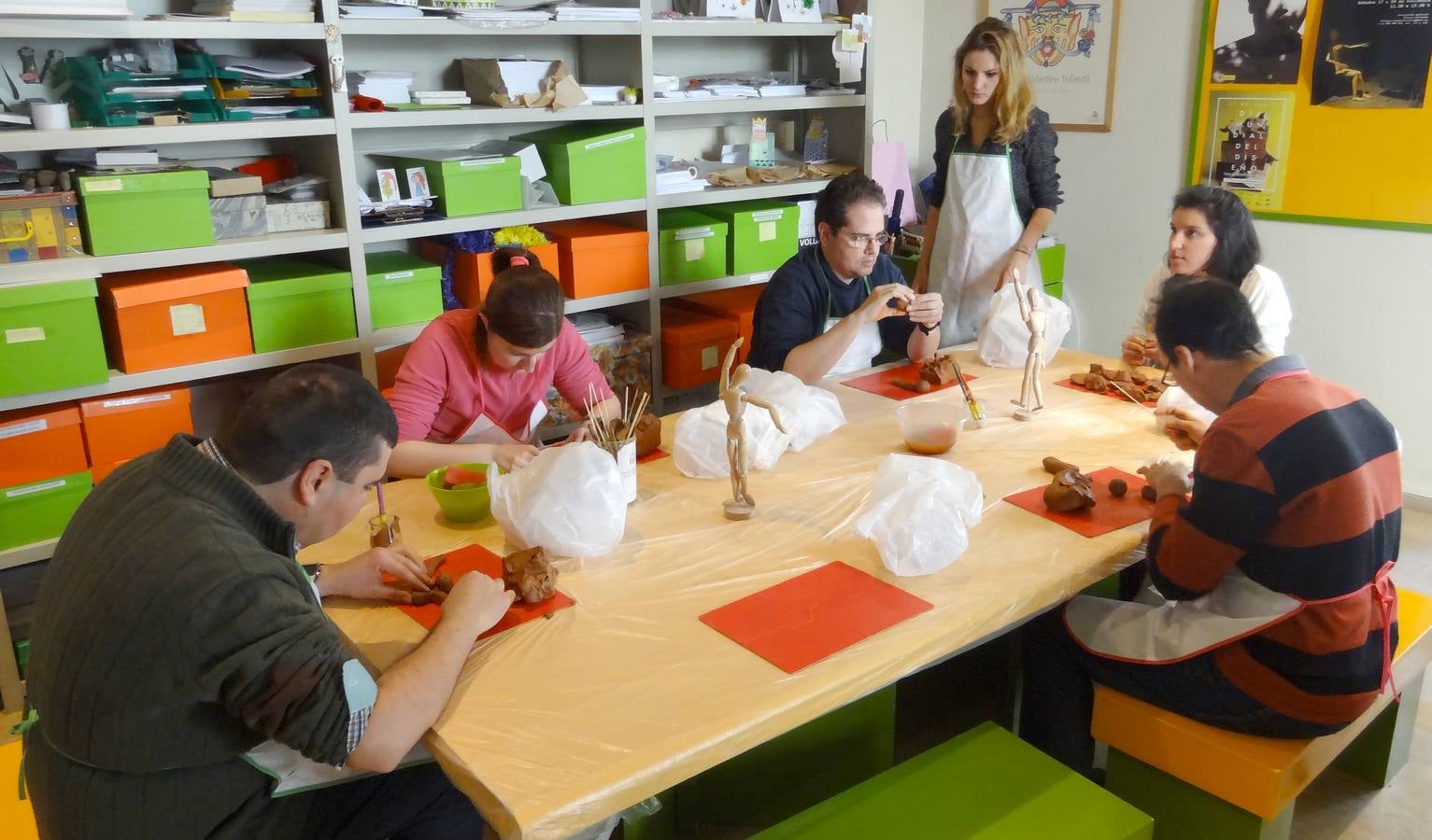 Alumnos con discapacidad participan en un taller de barro en el Museo de Escultura de Valladolid