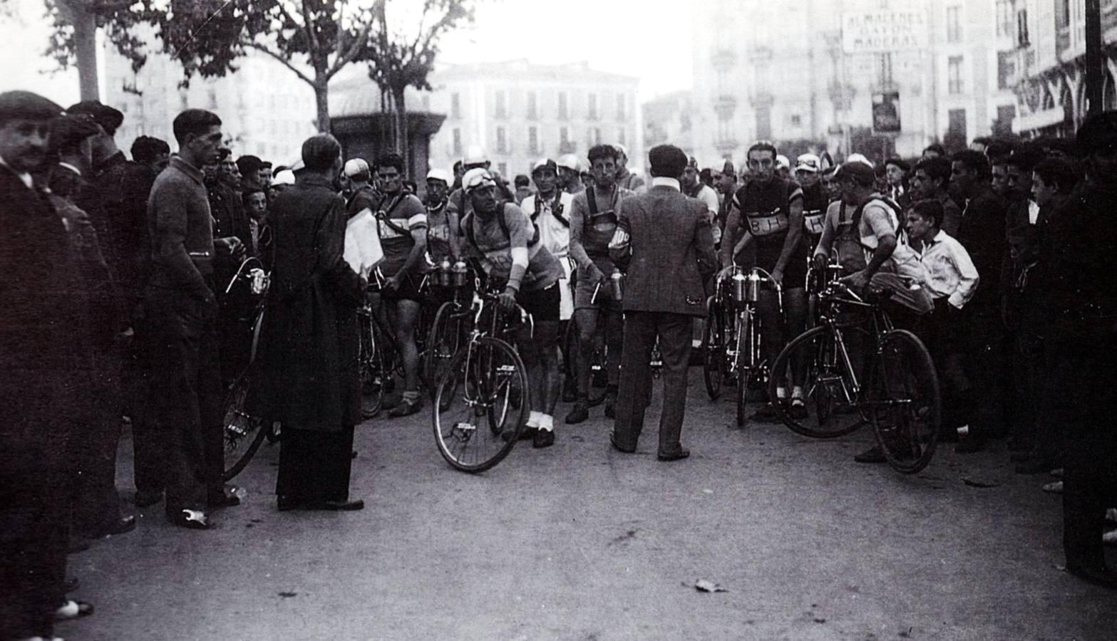 Salida de la segunda etapa de la Vuelta, a las seis de la mañana, en la Acera de Recoletos de Valladolid. El caballero de la izquierda es Eduardo López Pérez, el crítico deportivo de El Norte de Castilla.