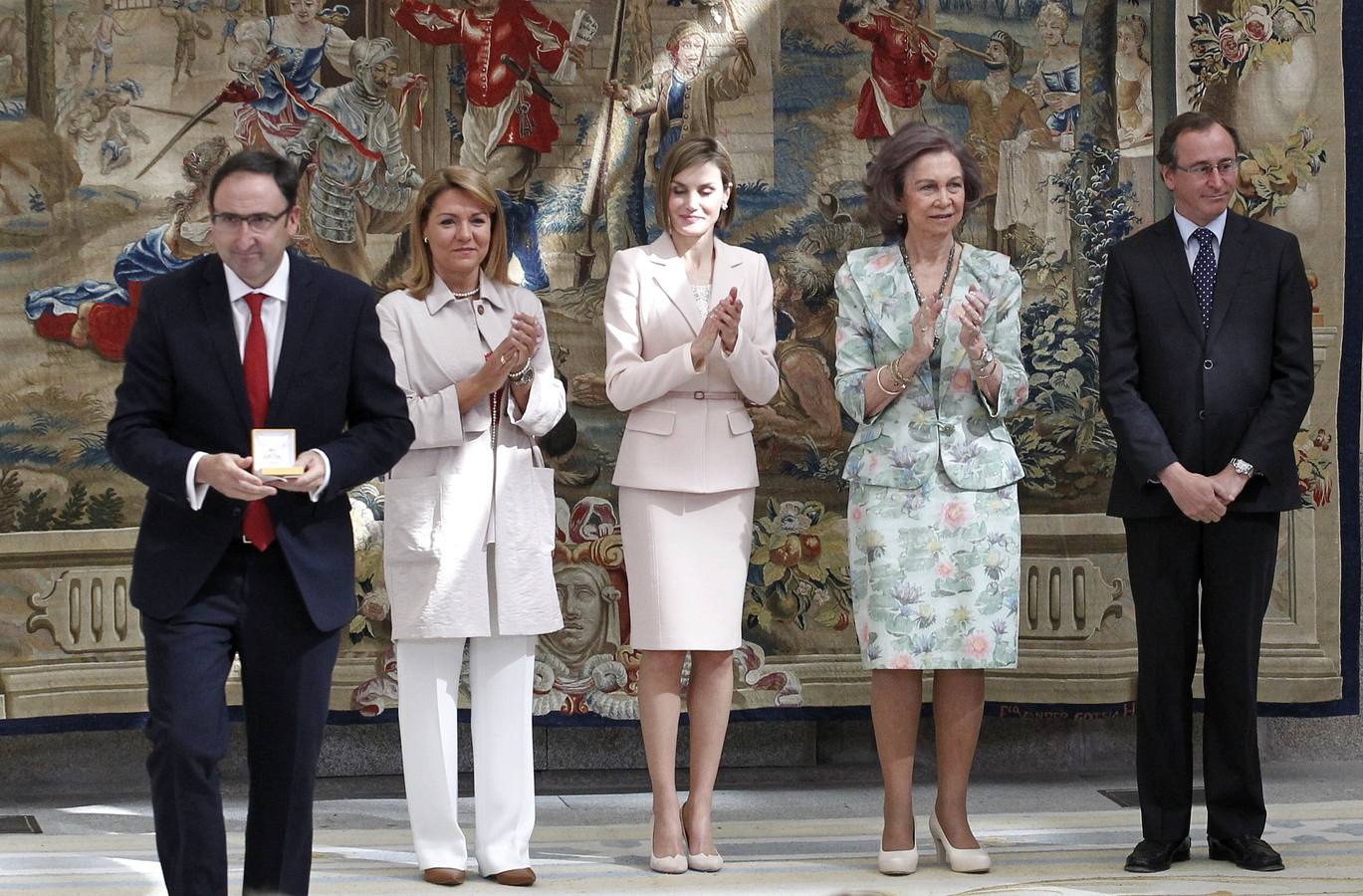 El alcalde de Palencia, Alfonso Polanco, recoge el premio.