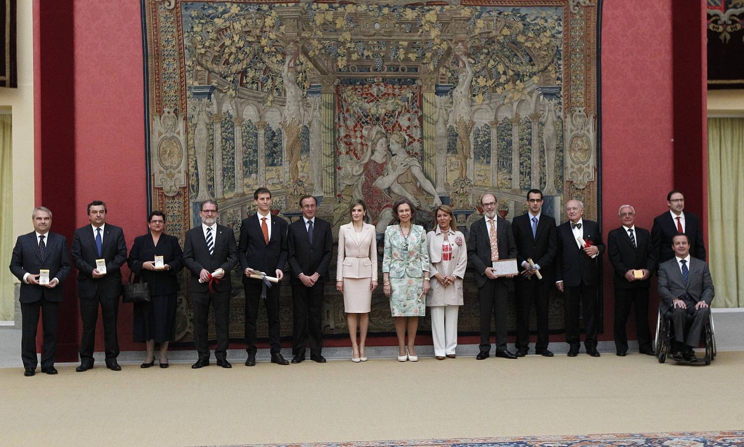 Foto de familia de los premiados junto a la  Reina Letizia y doña Sofía.