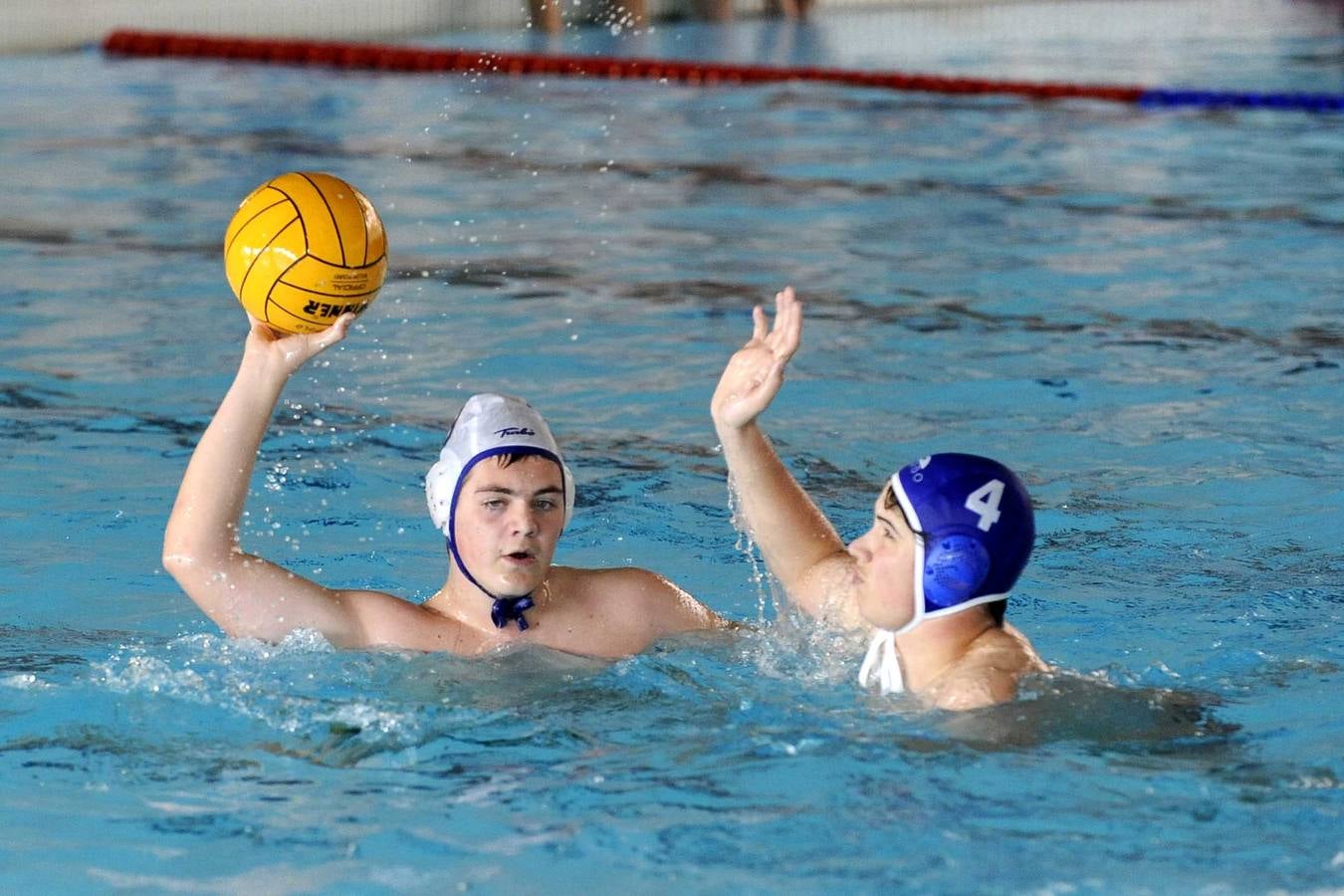 Waterpolo en la piscina de Río Esgueva (Valladolid)