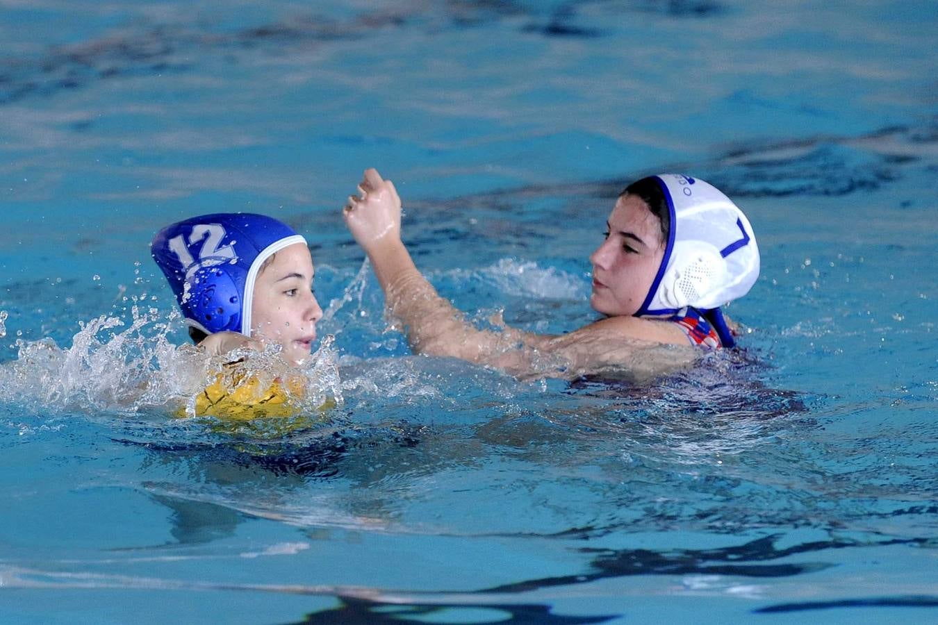 Waterpolo en la piscina de Río Esgueva (Valladolid)