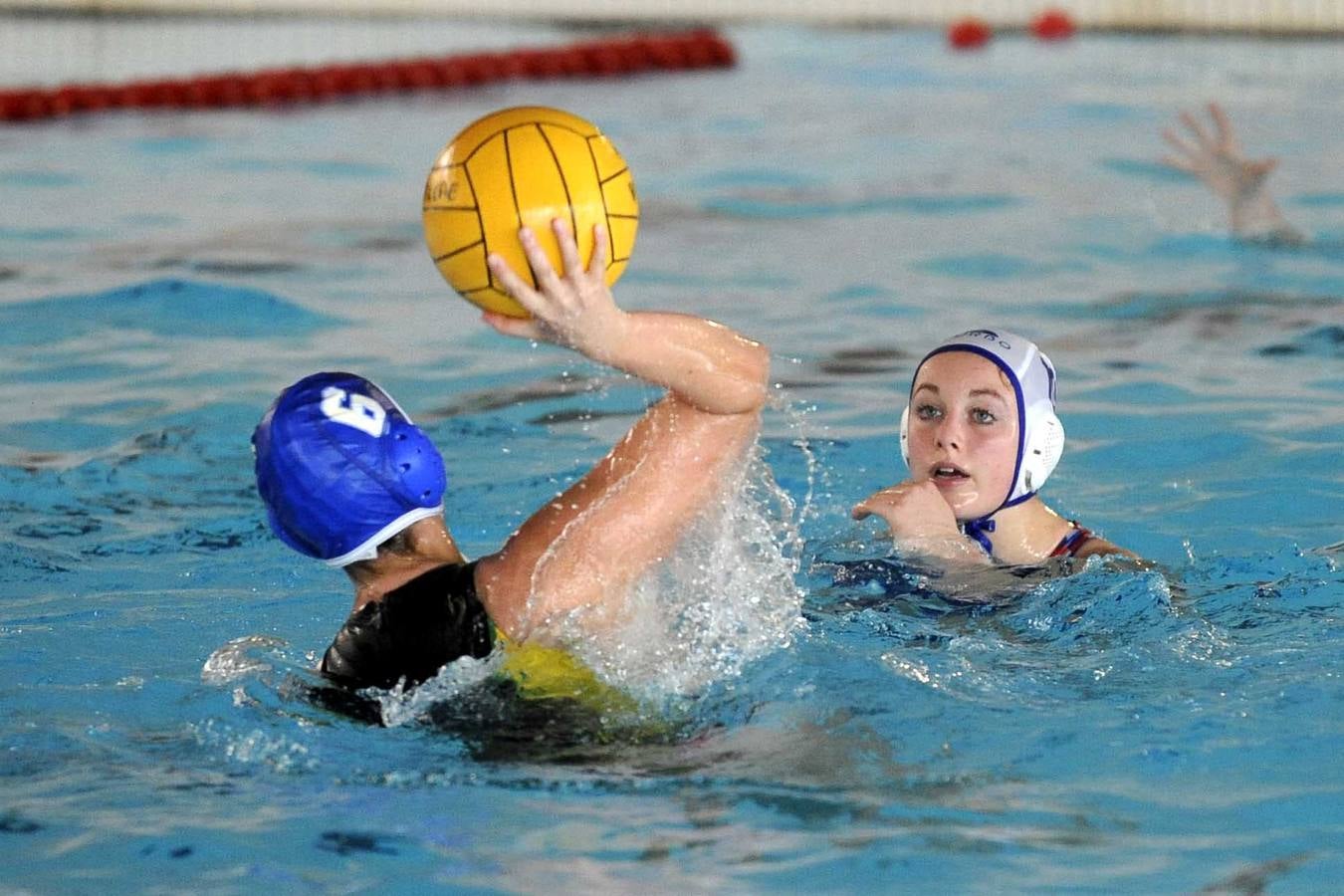 Waterpolo en la piscina de Río Esgueva (Valladolid)