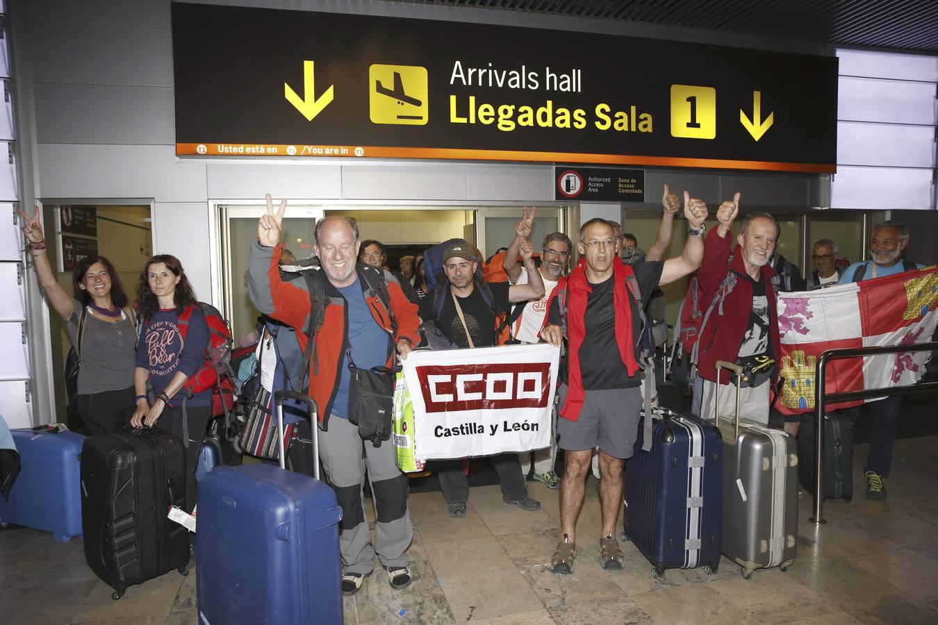 Los senderistas castellanos y leoneses que estaban en Nepal llegan a Barajas