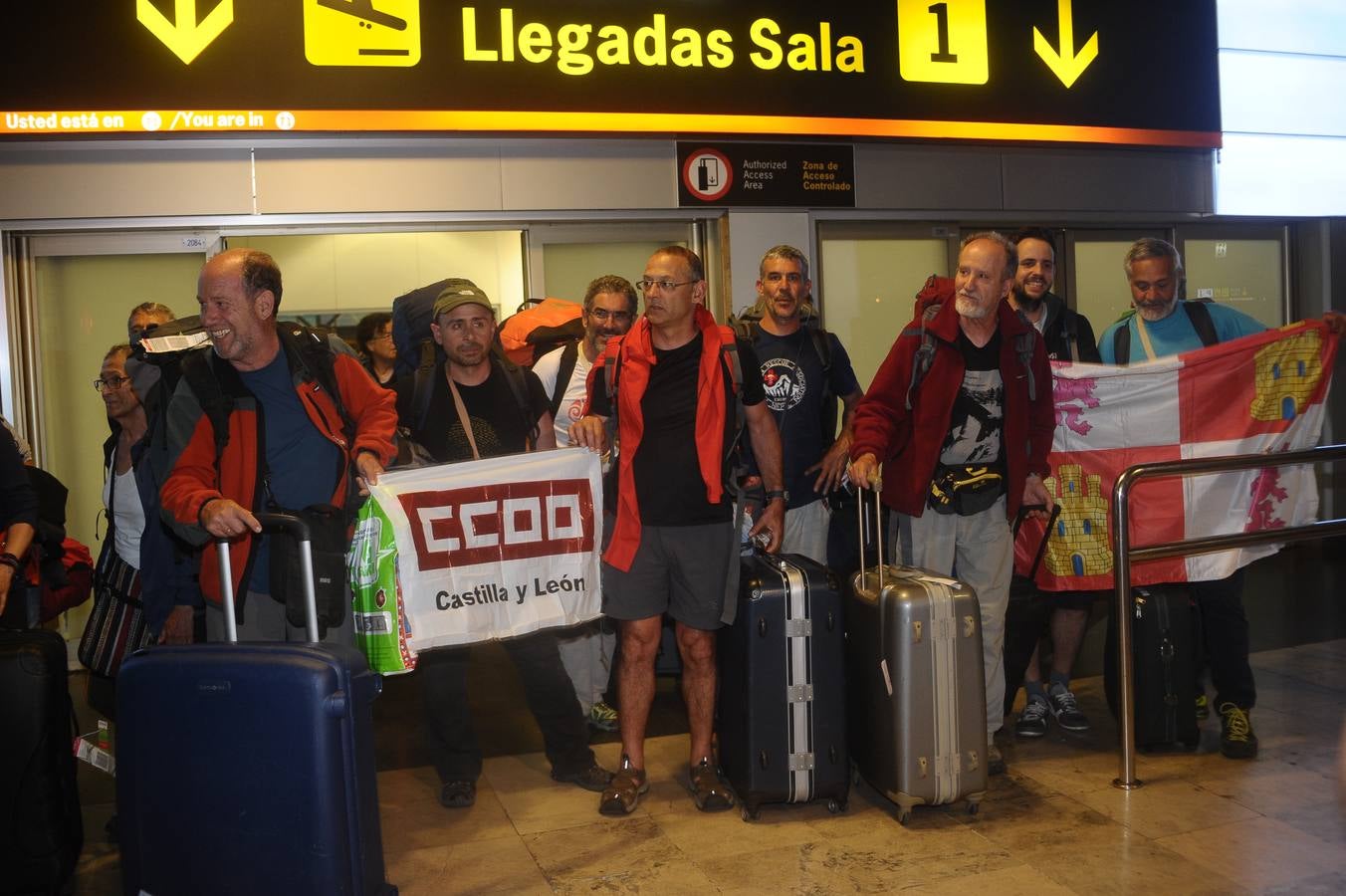 Los senderistas castellanos y leoneses que estaban en Nepal llegan a Barajas