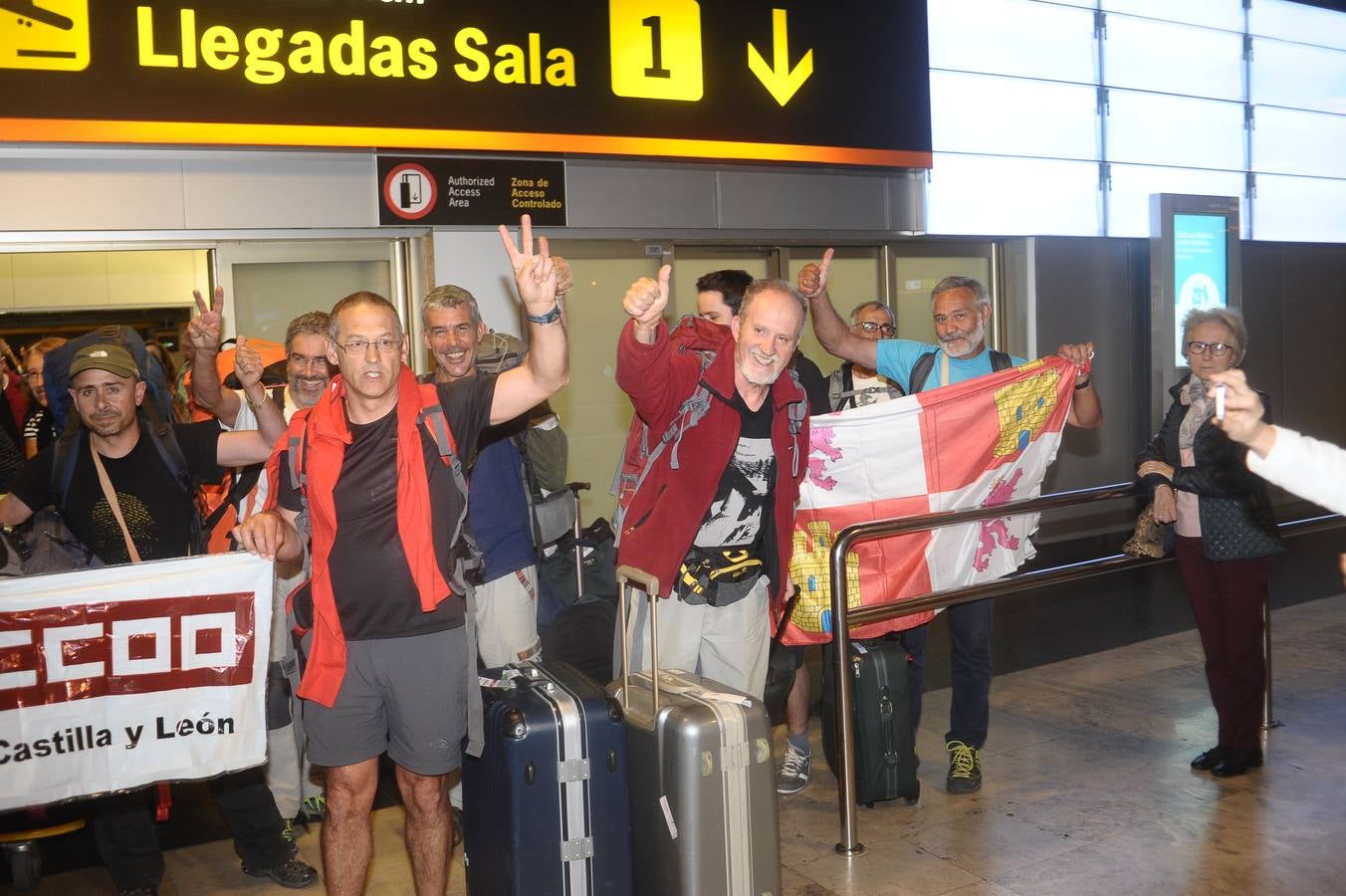 Los senderistas castellanos y leoneses que estaban en Nepal llegan a Barajas