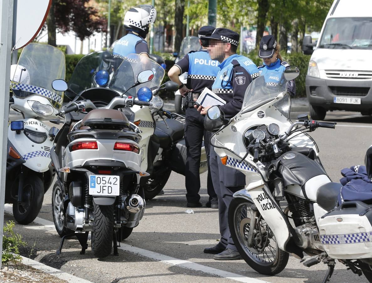 Herido un motorista al ser arrollado por un turismo en la glorieta de Vallsur