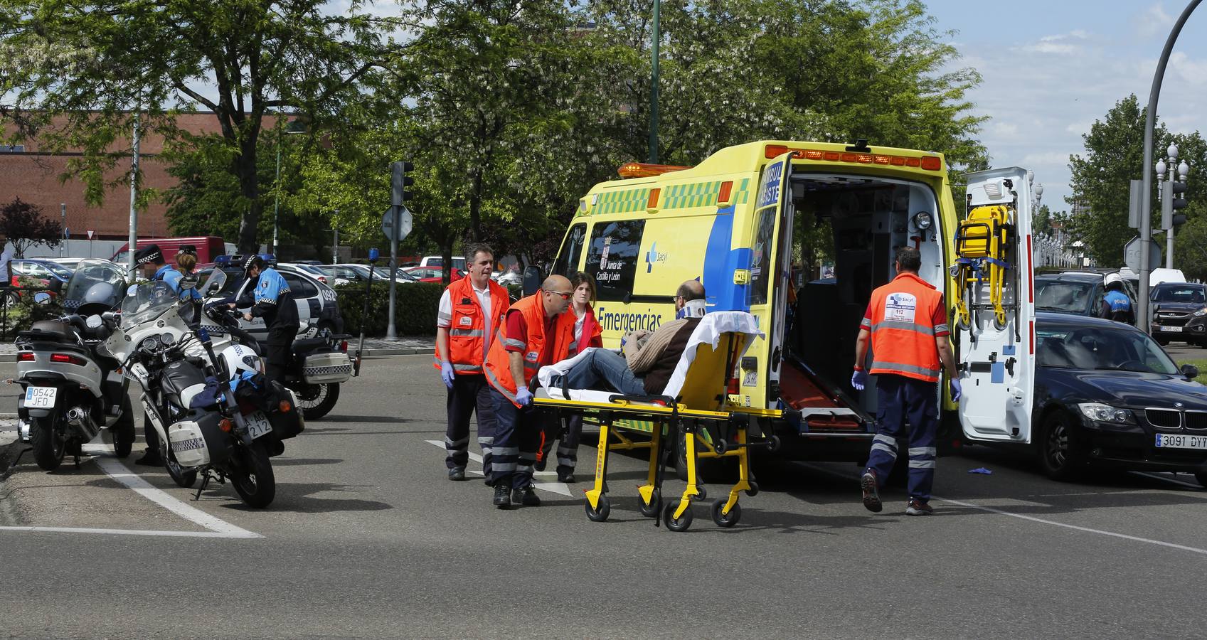 Herido un motorista al ser arrollado por un turismo en la glorieta de Vallsur