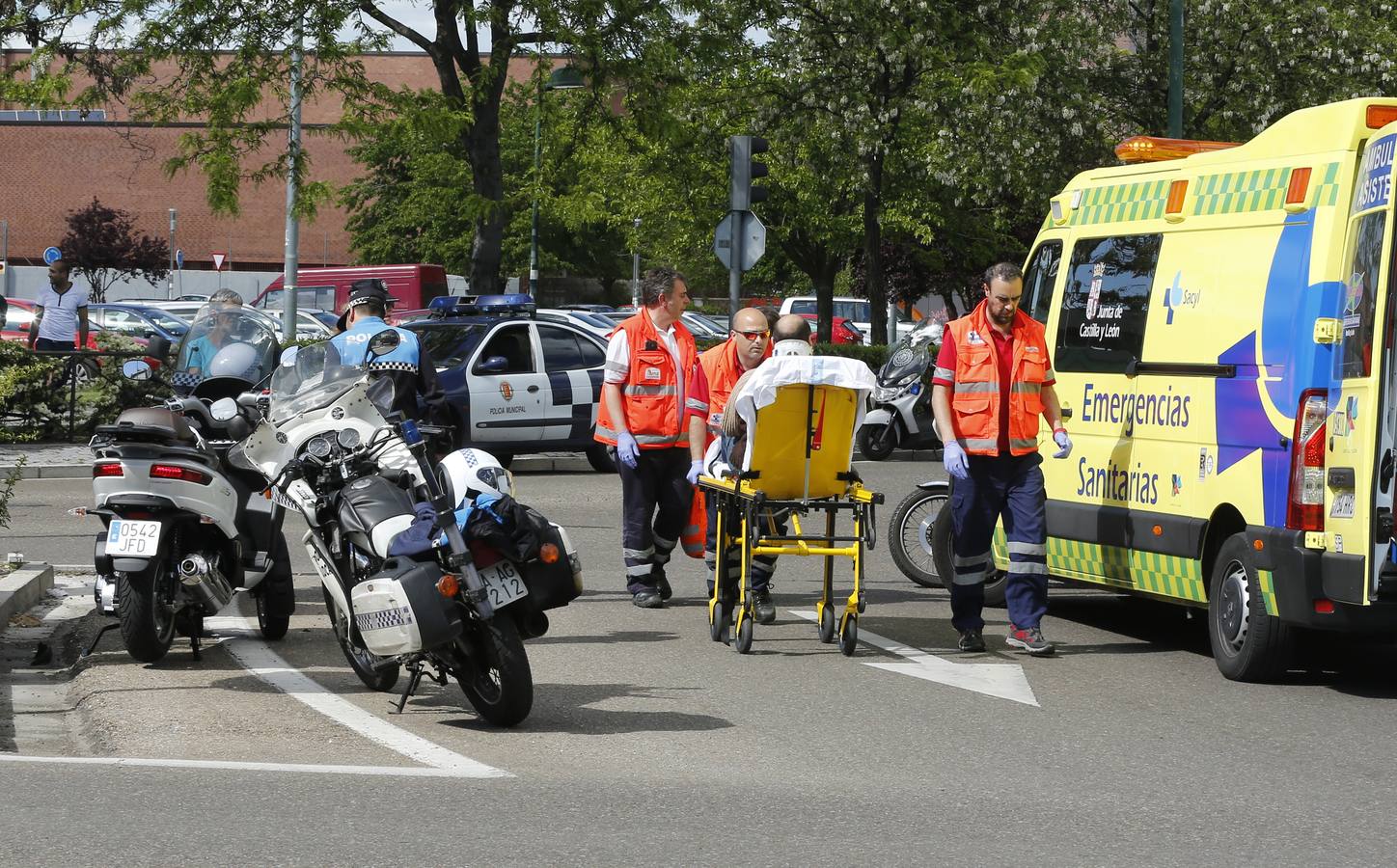 Herido un motorista al ser arrollado por un turismo en la glorieta de Vallsur