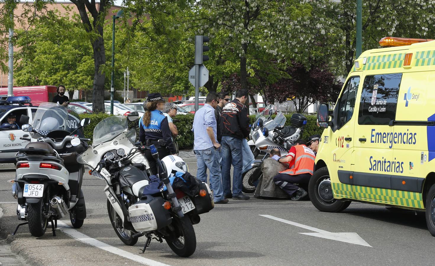 Herido un motorista al ser arrollado por un turismo en la glorieta de Vallsur