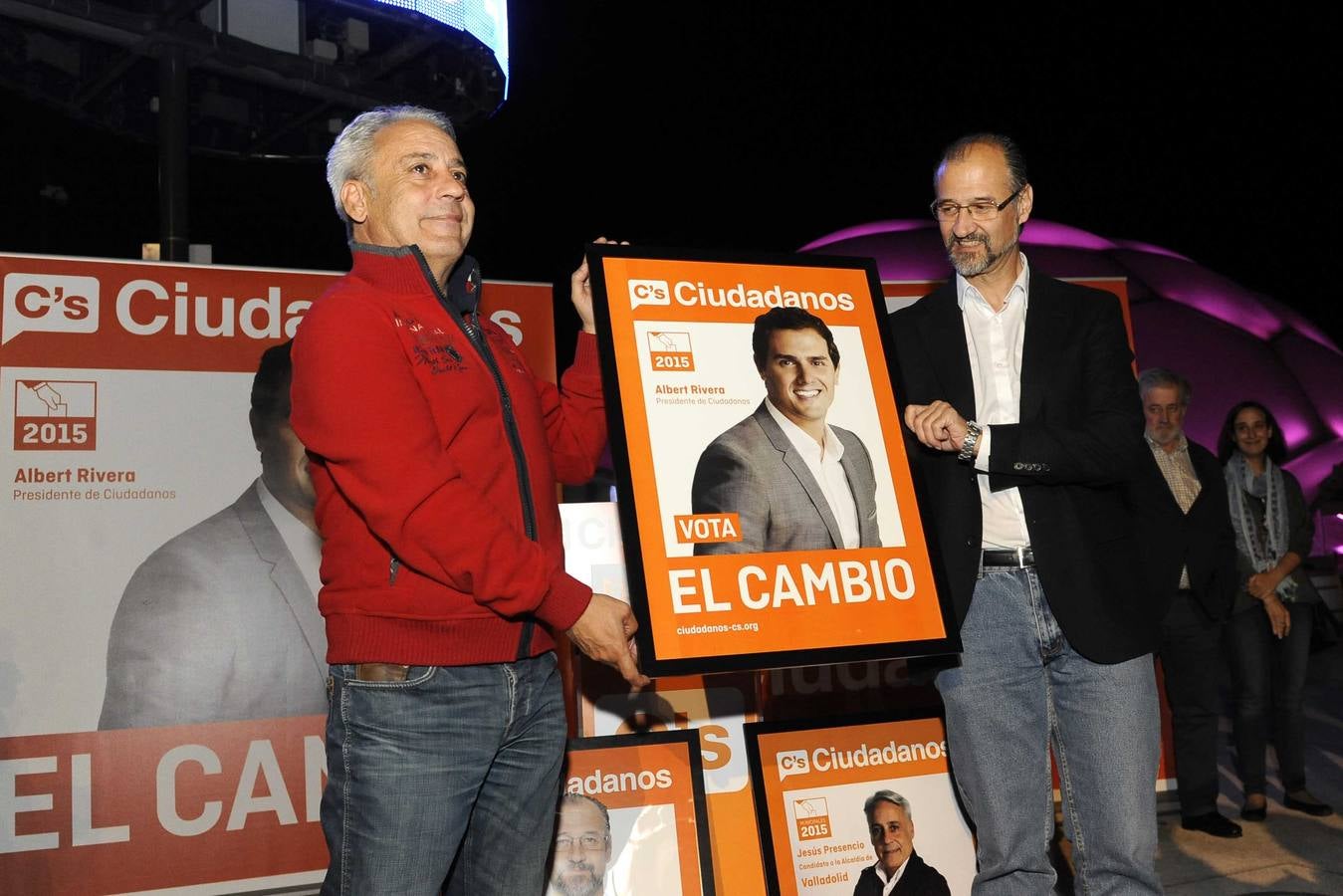 Ciudadanos. Jesús Presencio y Luis Fuentes posan con los carteles.