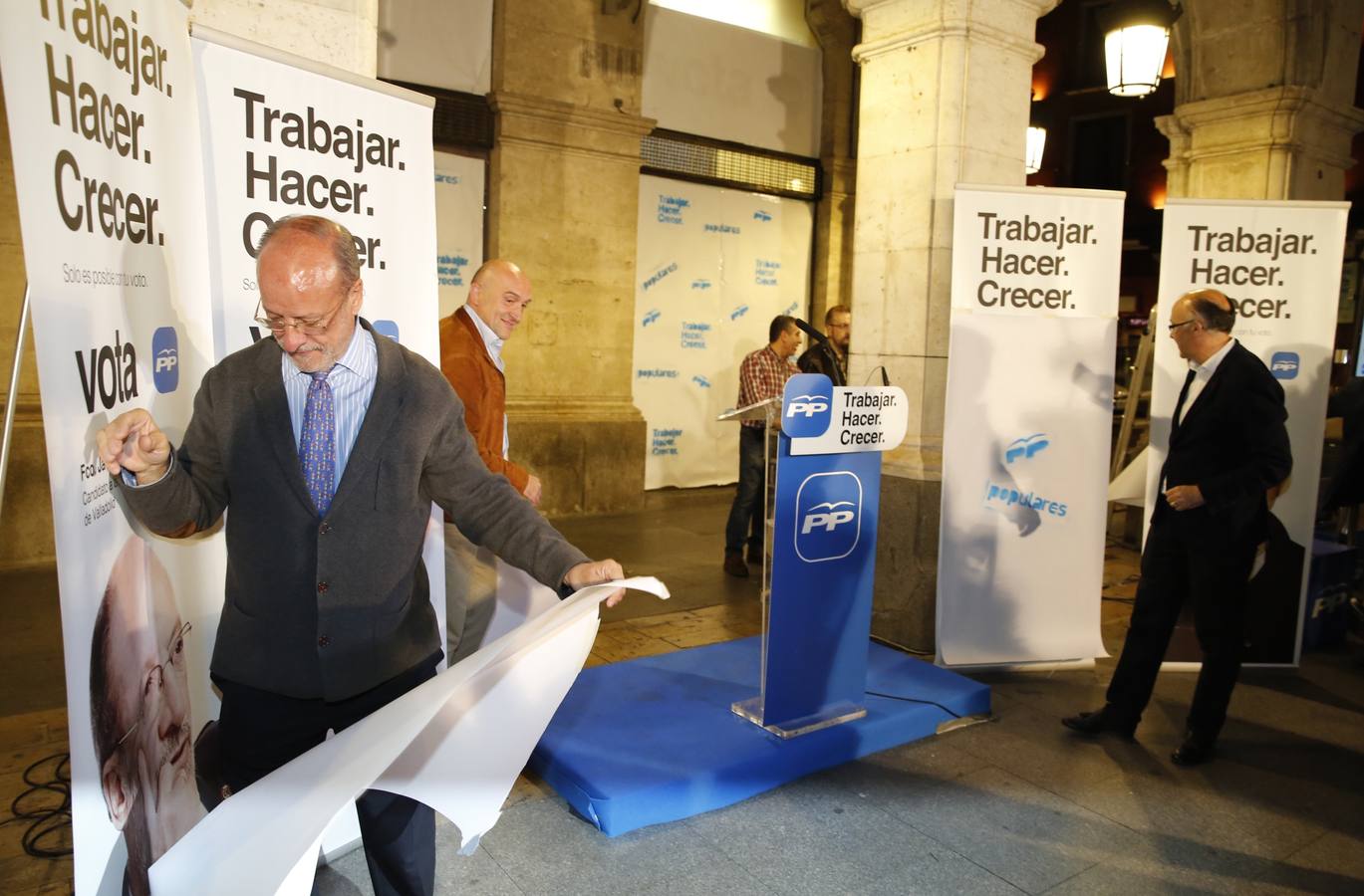 PP. León de la Riva, Carnero y Ruiz Medrano colocan carteles en la Plaza Mayor.