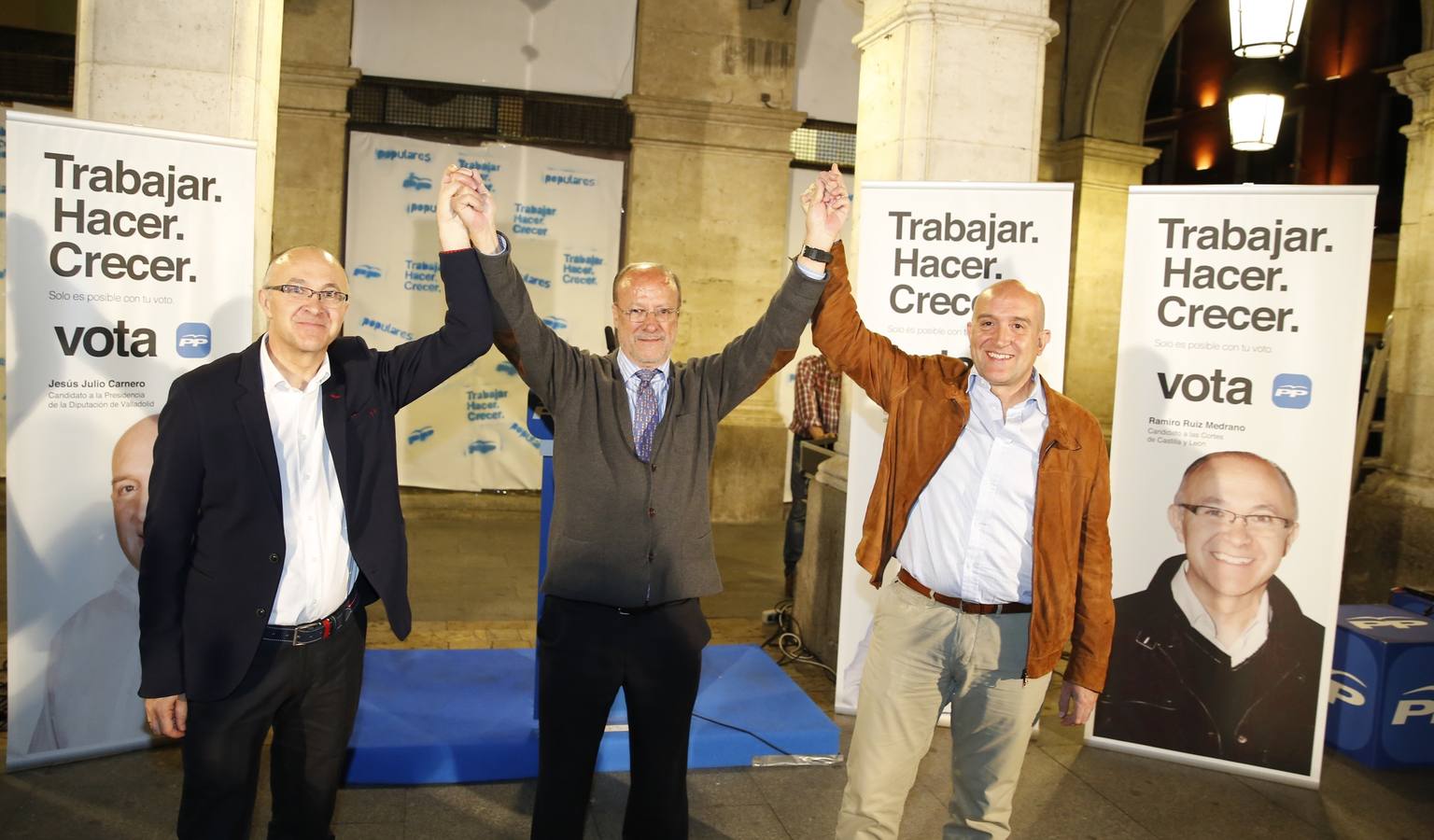 PP. Ruiz Medrano, León de la Riva y Carnero en el acto celebrado en la Plaza Mayor.